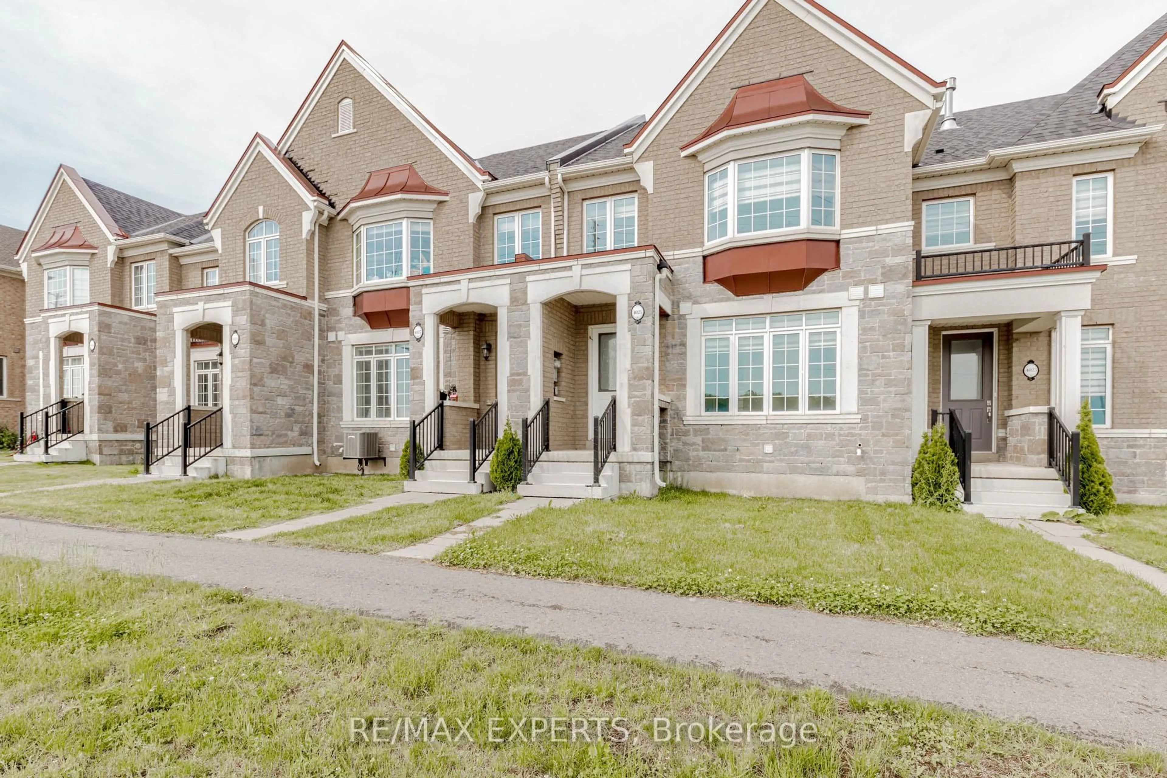 Home with brick exterior material, street for 4025 Sixth Line, Oakville Ontario L6H 3P8