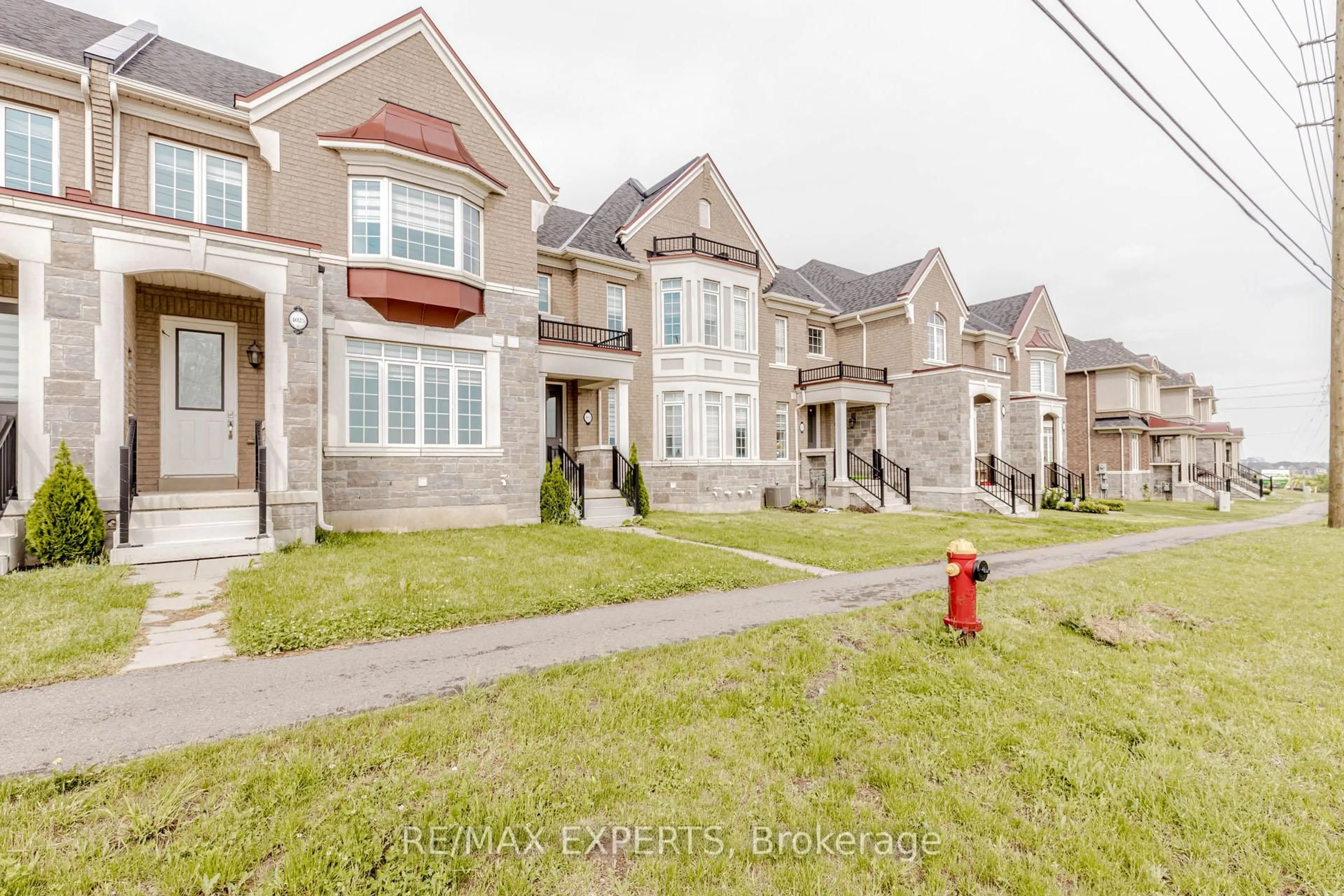 A pic from outside/outdoor area/front of a property/back of a property/a pic from drone, street for 4025 Sixth Line, Oakville Ontario L6H 3P8