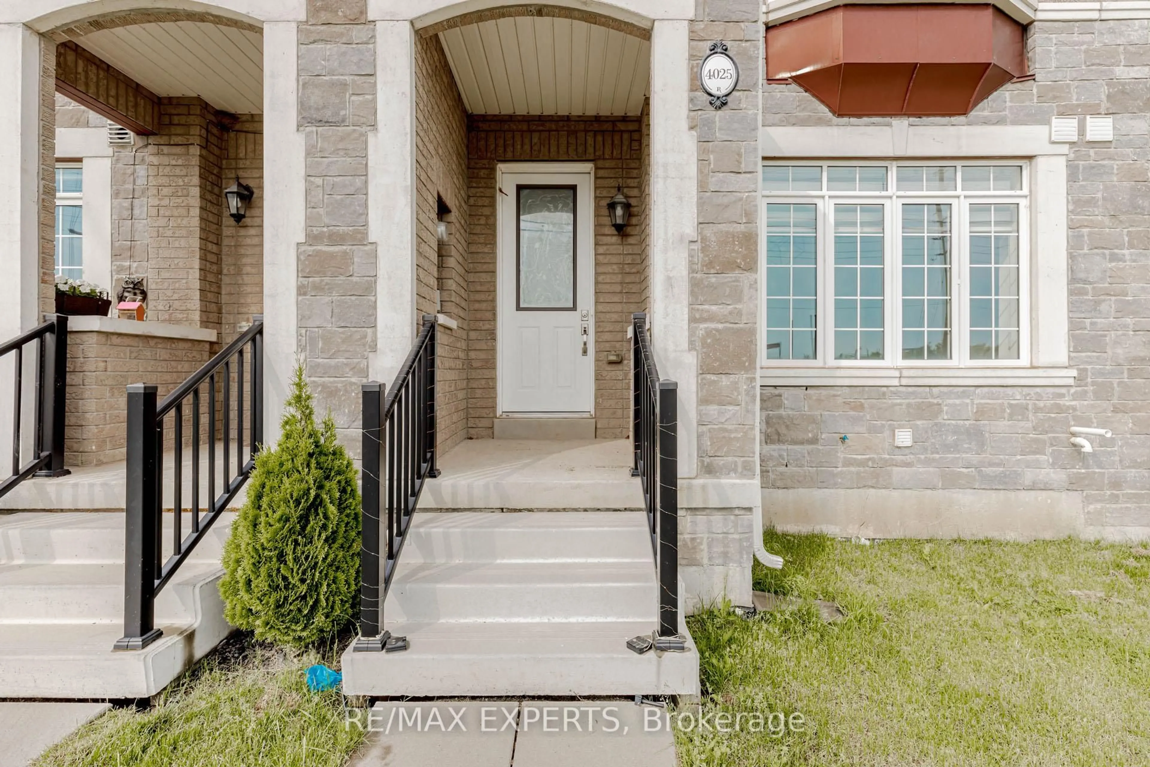 Indoor entryway for 4025 Sixth Line, Oakville Ontario L6H 3P8