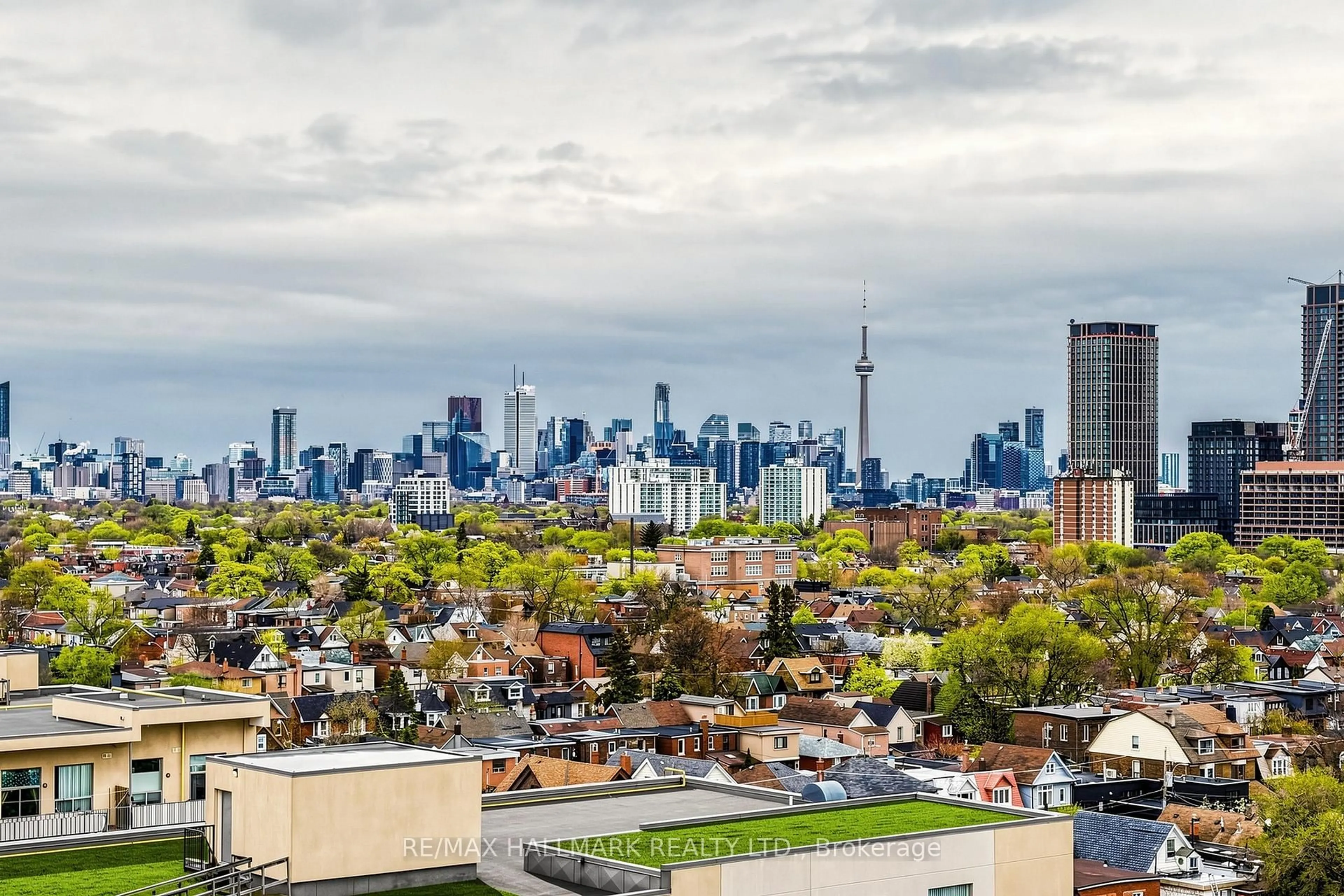 A pic from outside/outdoor area/front of a property/back of a property/a pic from drone, city buildings view from balcony for 812 Lansdowne Ave #1119, Toronto Ontario M6H 4K5