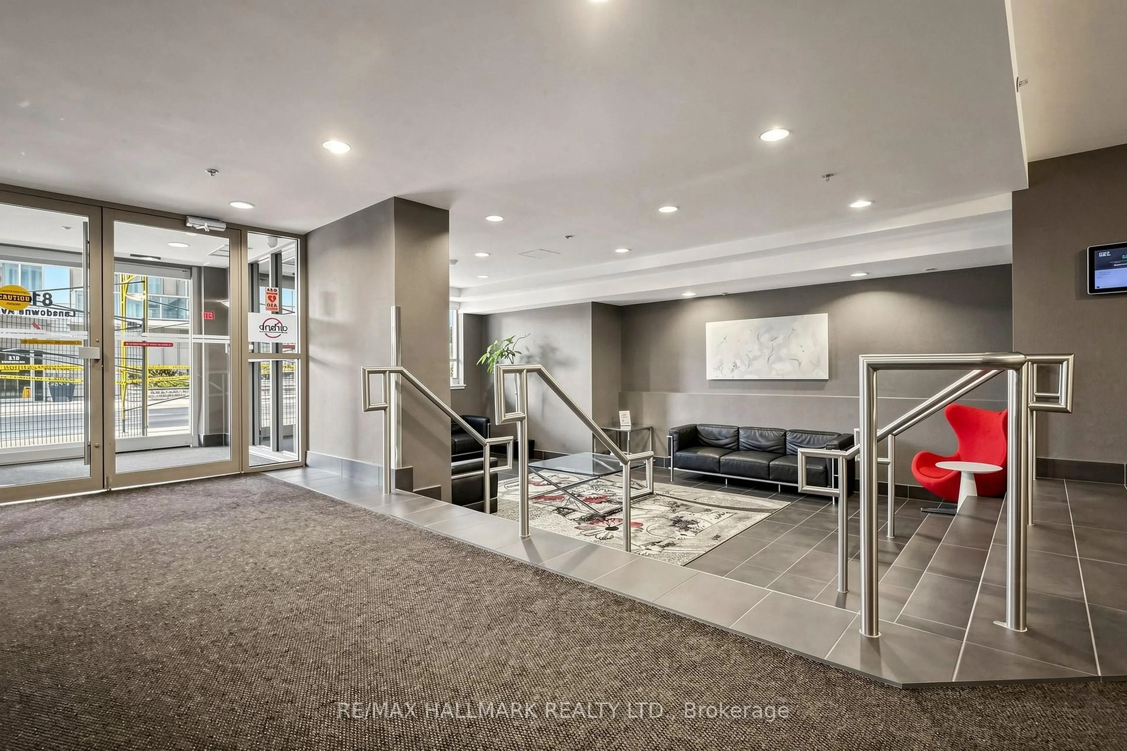 Indoor foyer for 812 Lansdowne Ave #1119, Toronto Ontario M6H 4K5