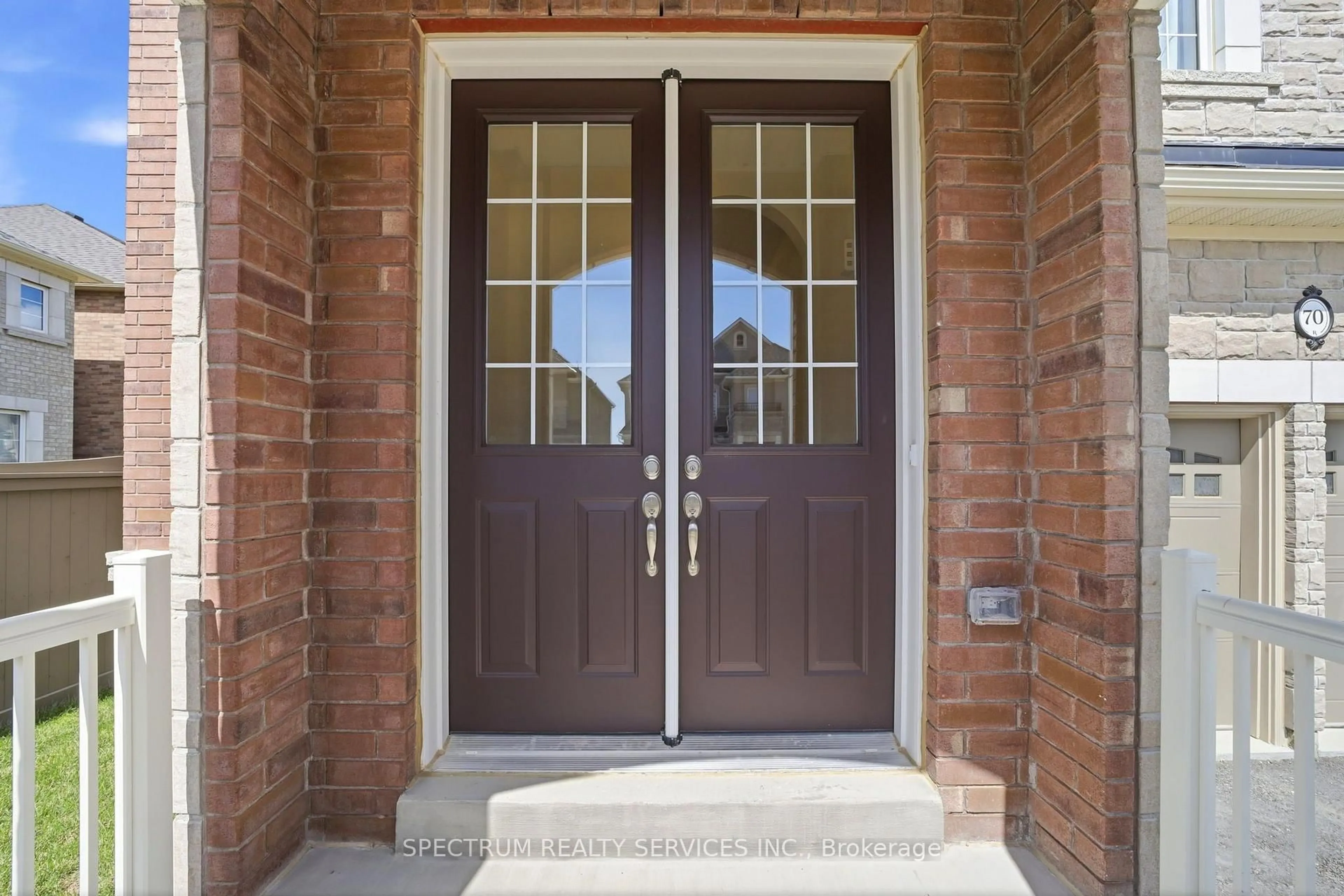 Indoor entryway for 70 Stratford Dr, Caledon Ontario L7C 4C4