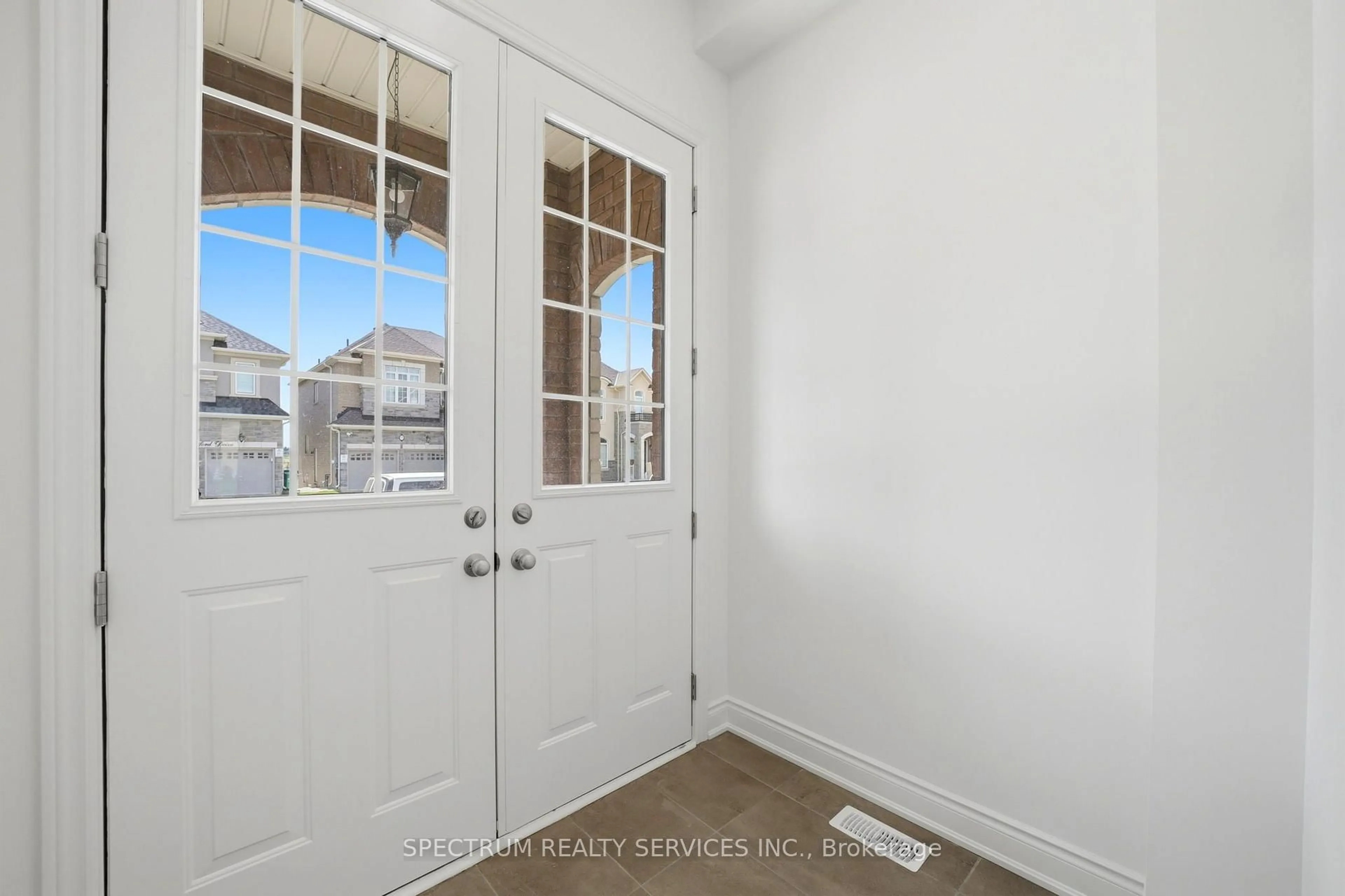 Indoor entryway for 70 Stratford Dr, Caledon Ontario L7C 4C4