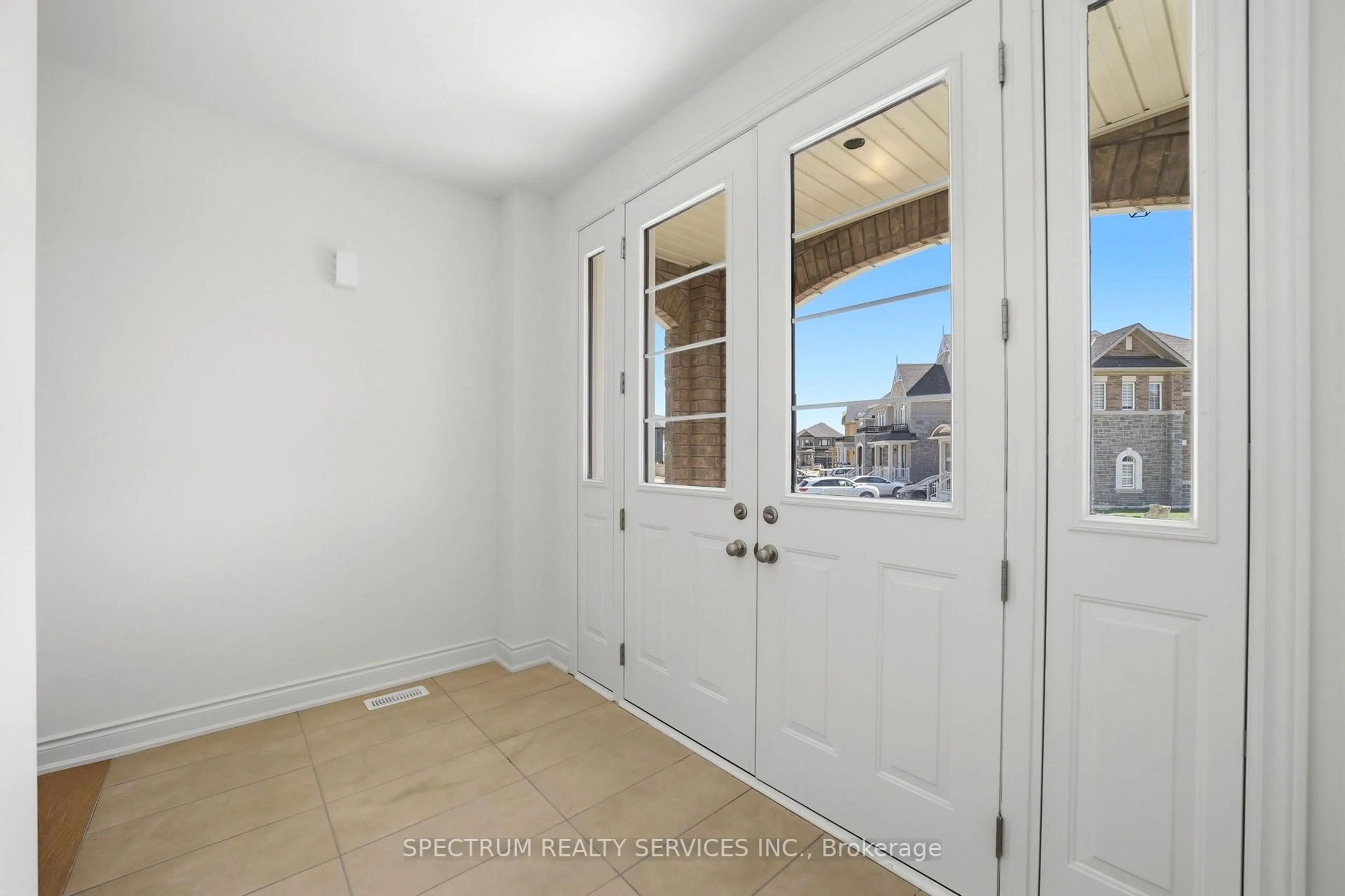 Indoor entryway for 46 Pearen Hts, Caledon Ontario L7C 4J9