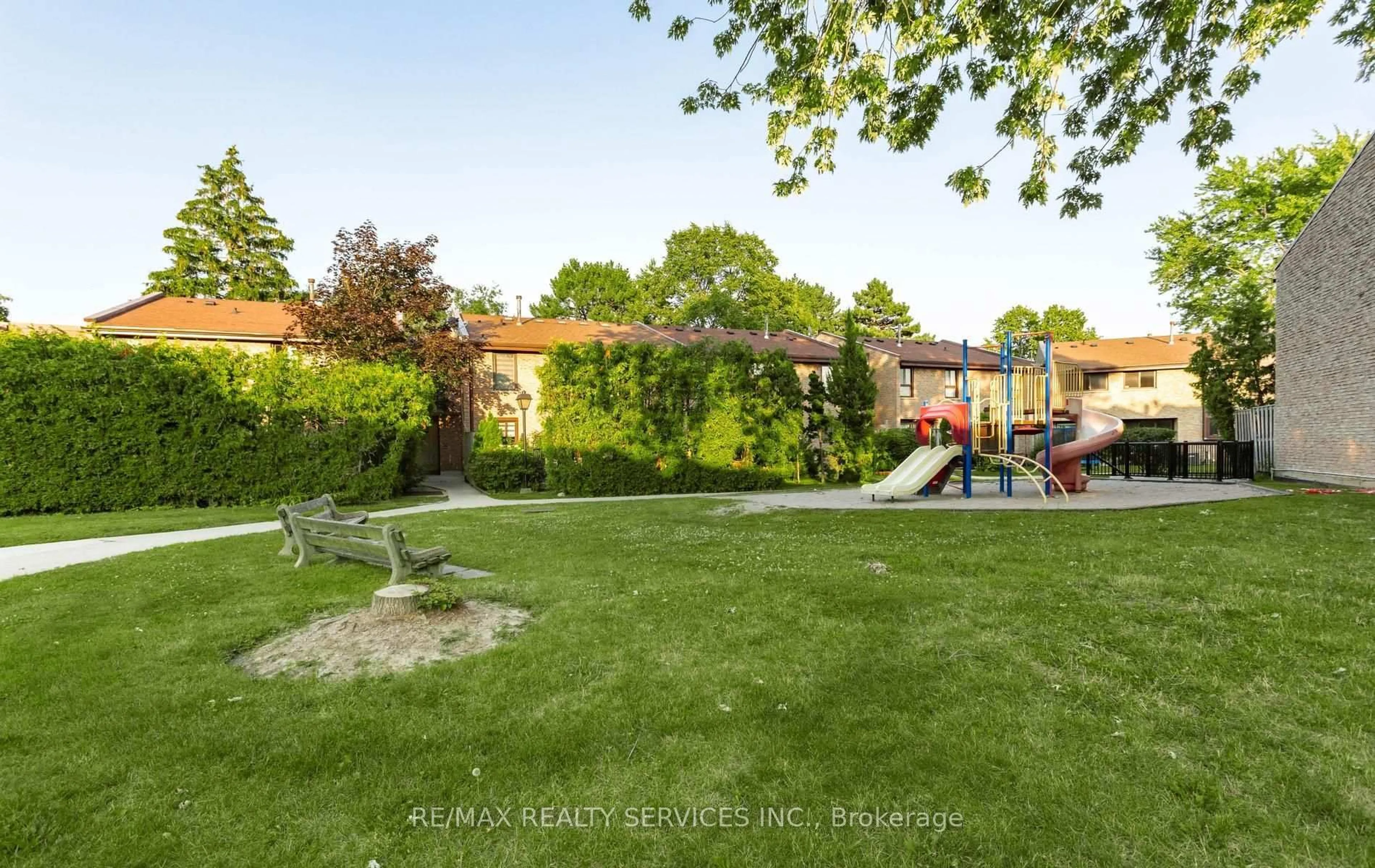 Patio, street for 2605 Woodchester Dr #50, Mississauga Ontario L5K 2E3