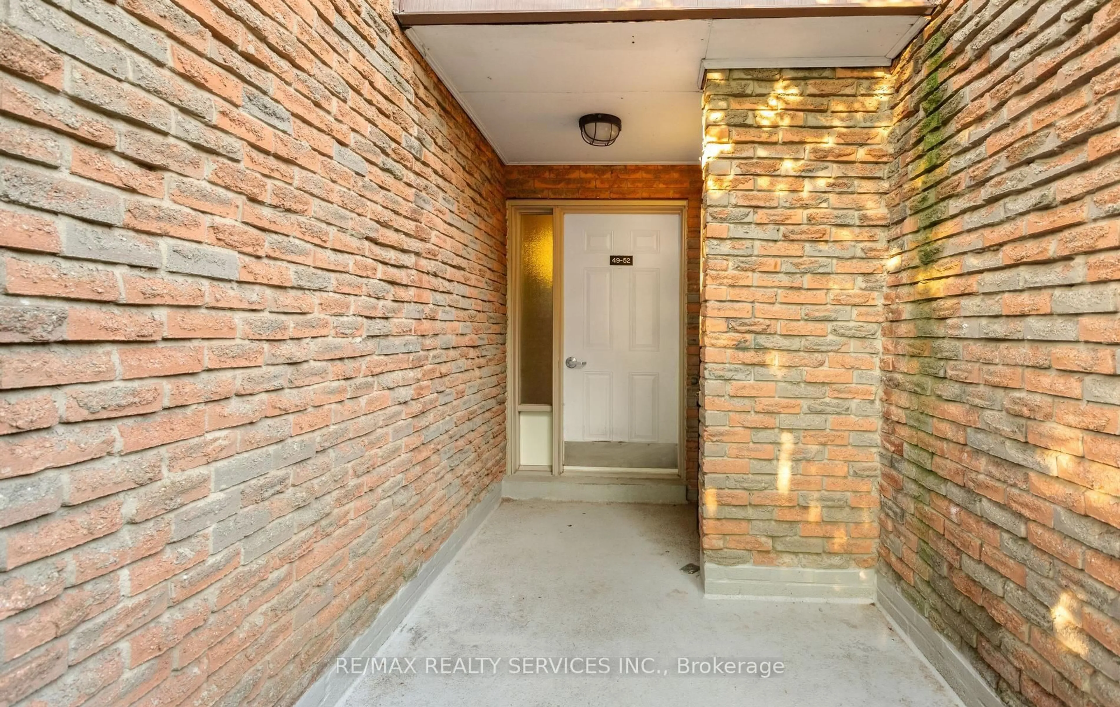 Indoor entryway for 2605 Woodchester Dr #50, Mississauga Ontario L5K 2E3
