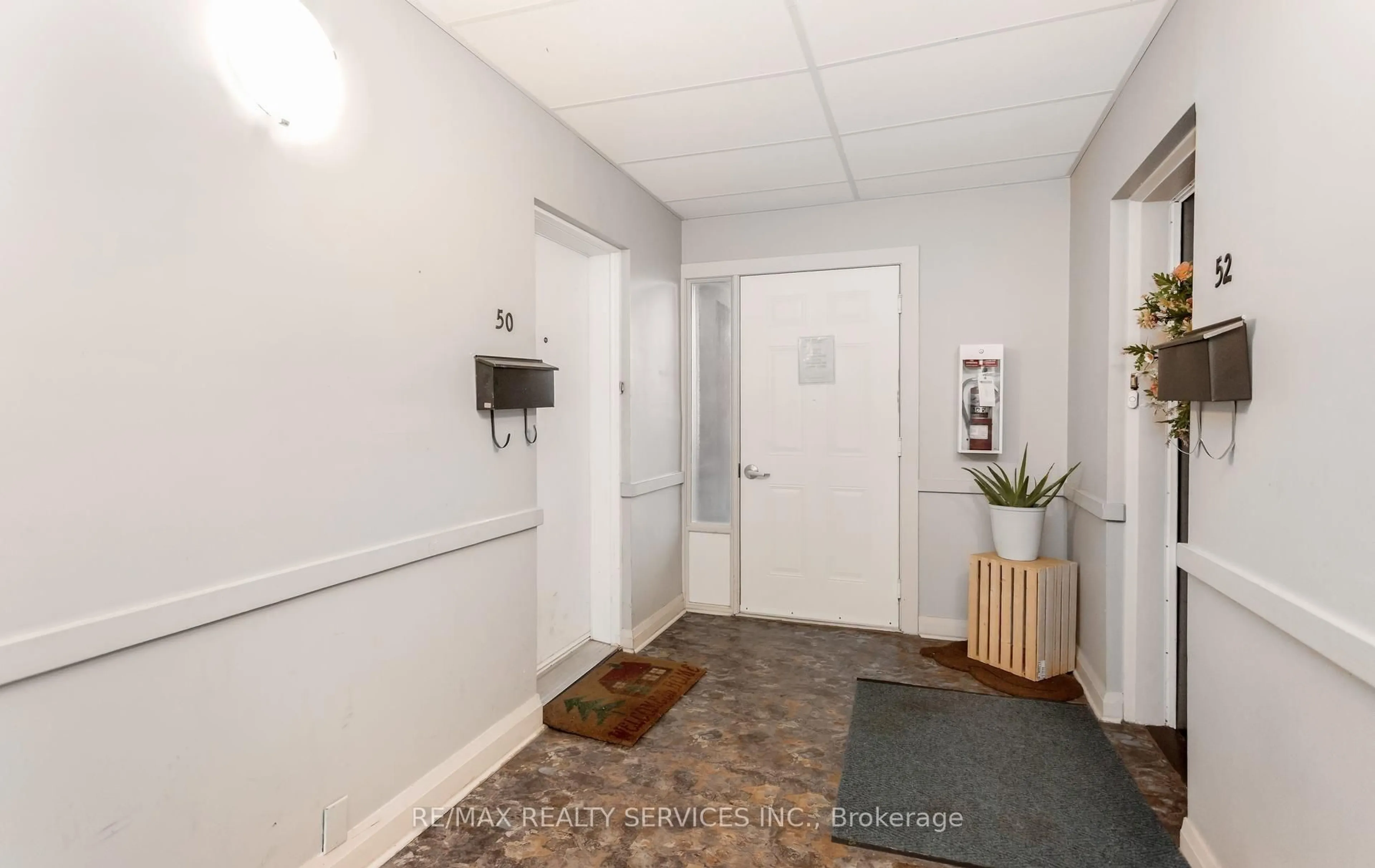 Indoor foyer for 2605 Woodchester Dr #50, Mississauga Ontario L5K 2E3