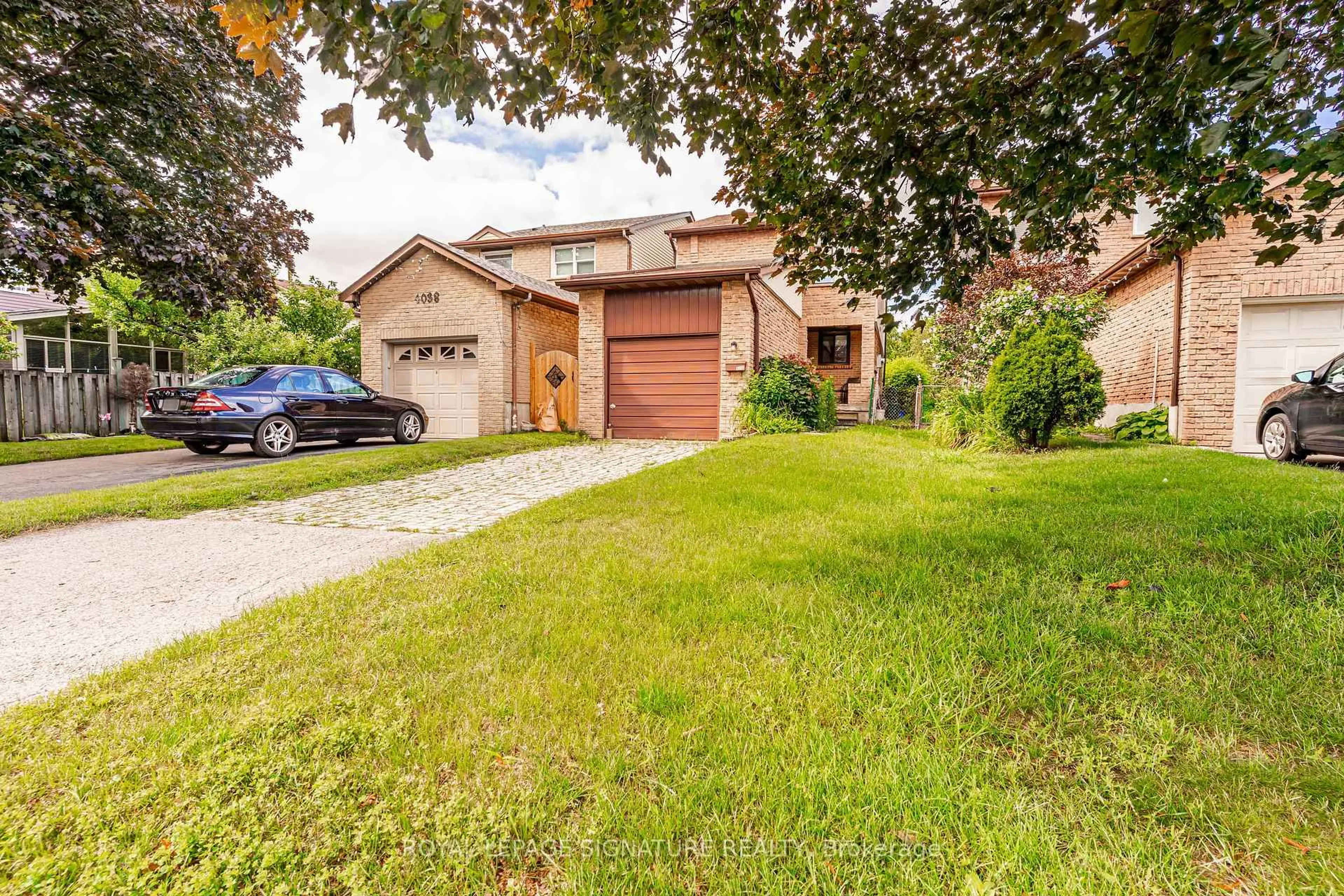 A pic from outside/outdoor area/front of a property/back of a property/a pic from drone, street for 4040 Silverhaze Rd, Mississauga Ontario L4W 3K1