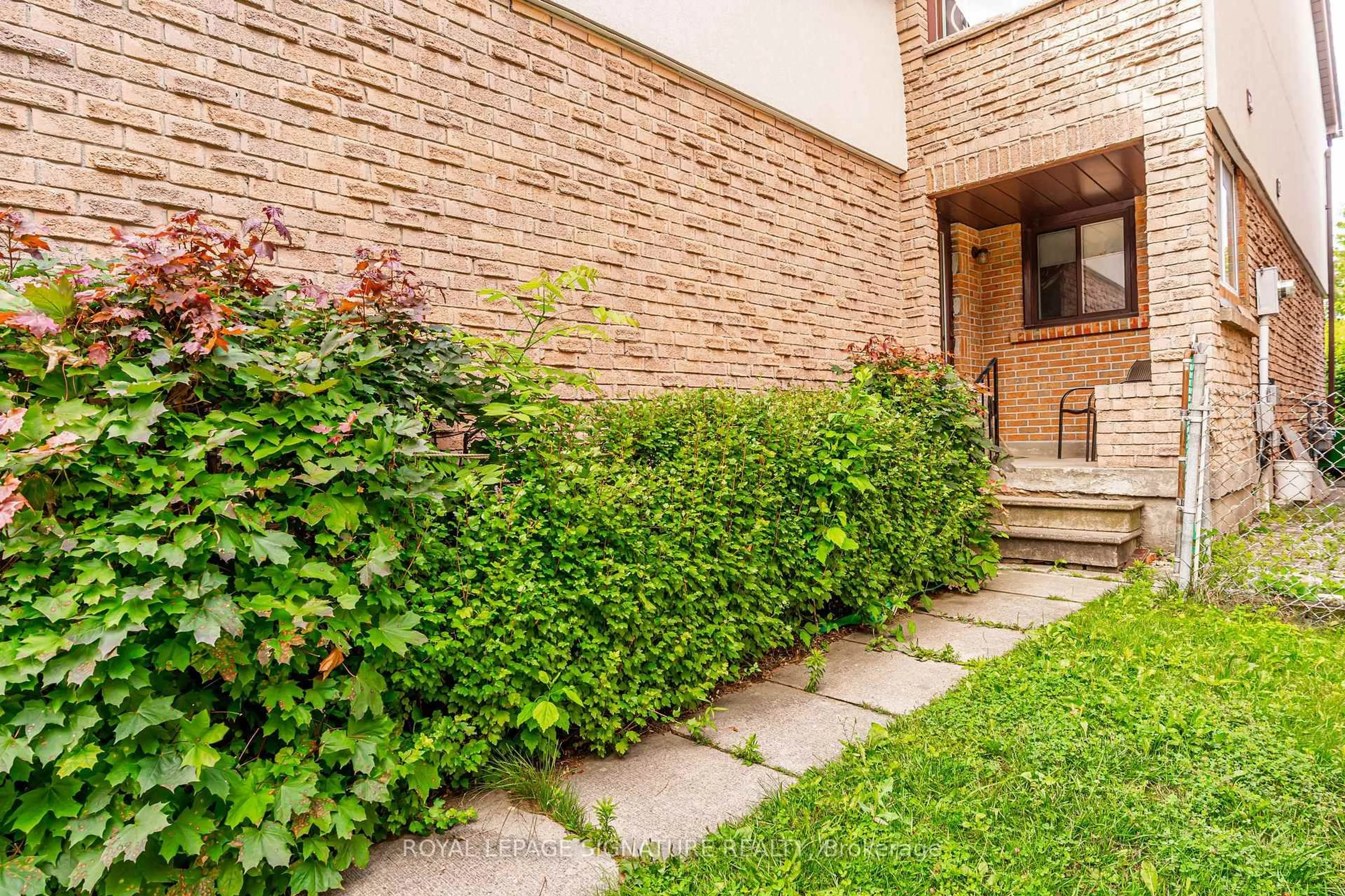 Patio, street for 4040 Silverhaze Rd, Mississauga Ontario L4W 3K1