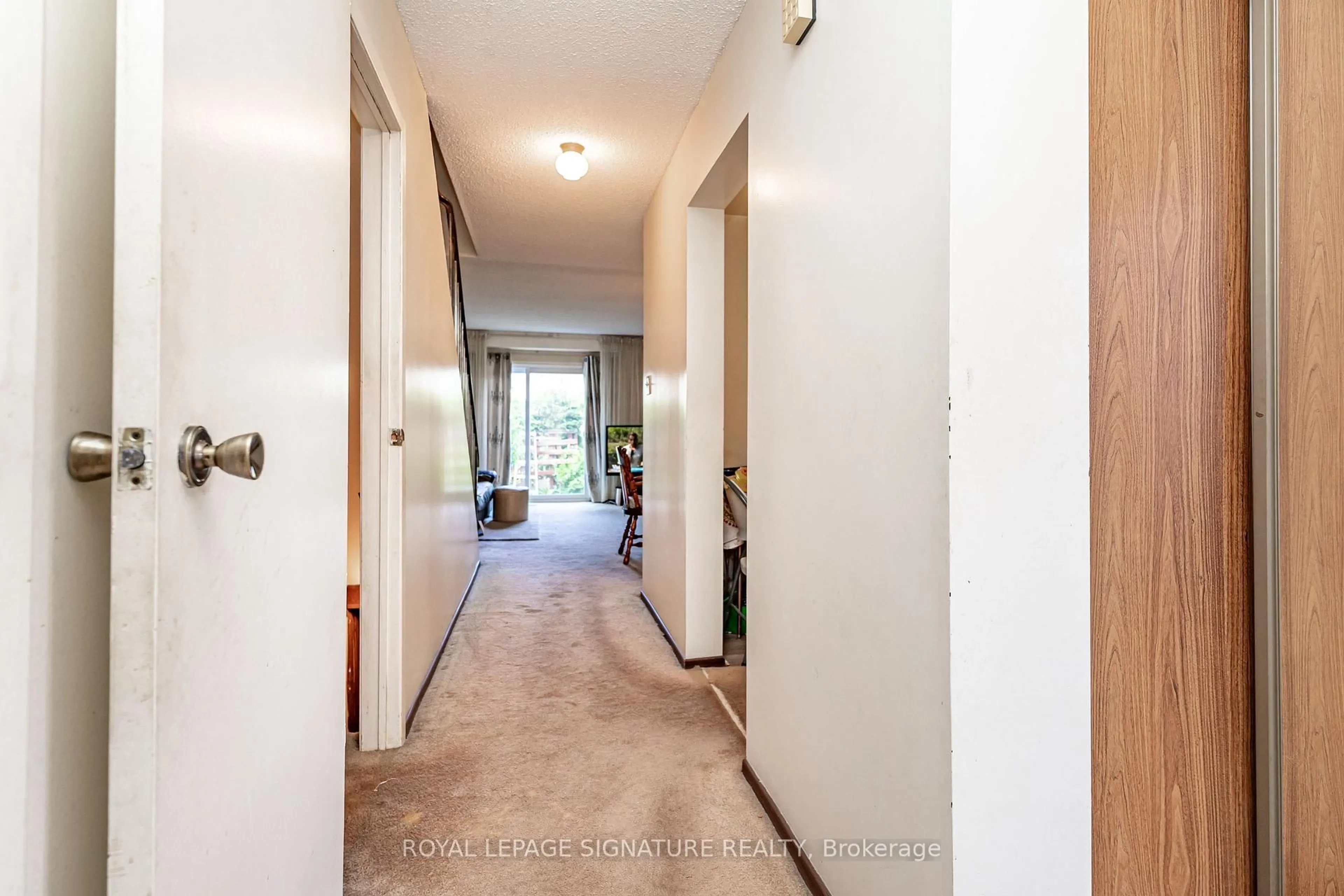 Indoor foyer for 4040 Silverhaze Rd, Mississauga Ontario L4W 3K1