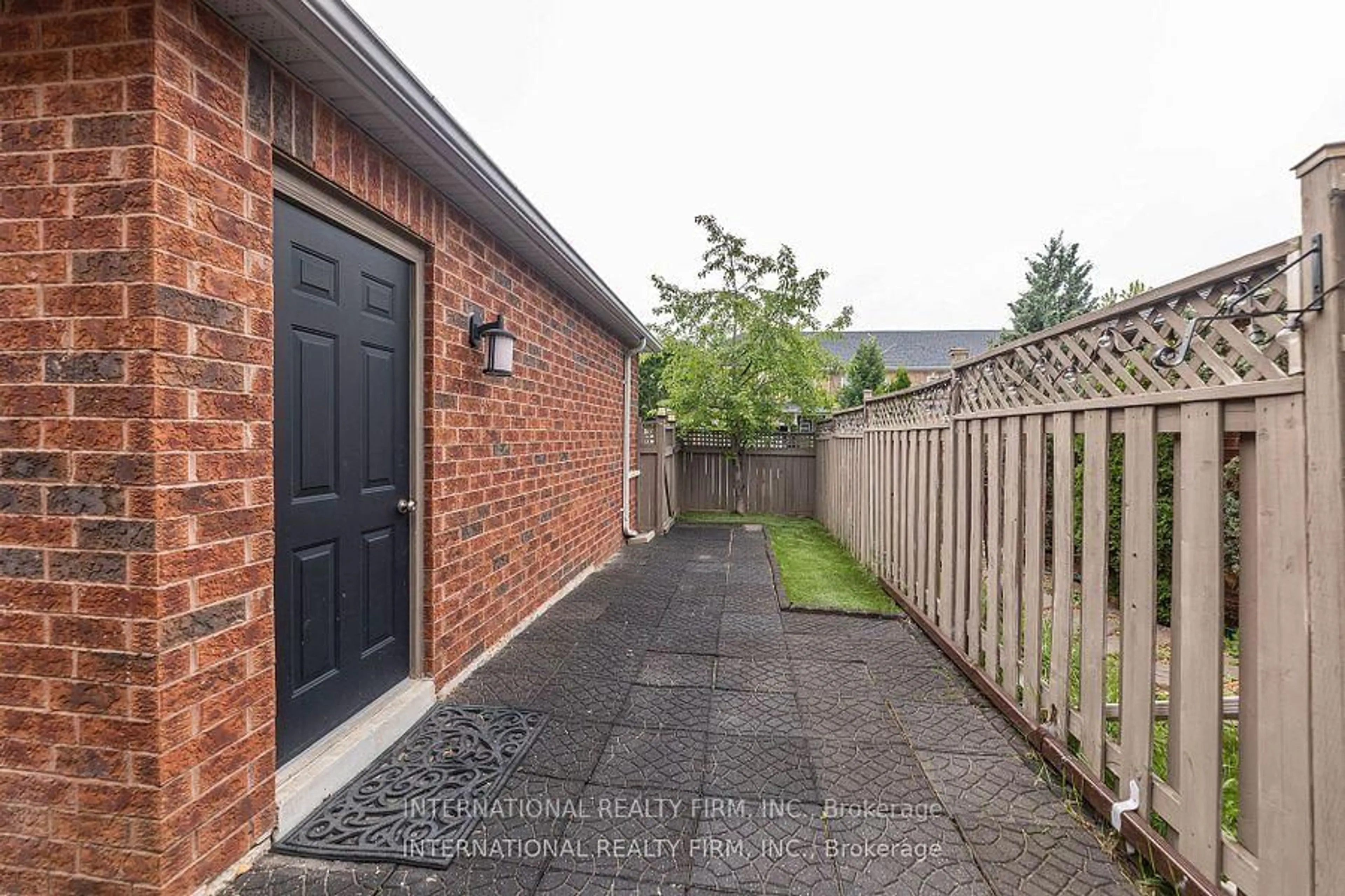 A pic from outside/outdoor area/front of a property/back of a property/a pic from drone, street for 1855 Appleby Line, Burlington Ontario L7L 7M1