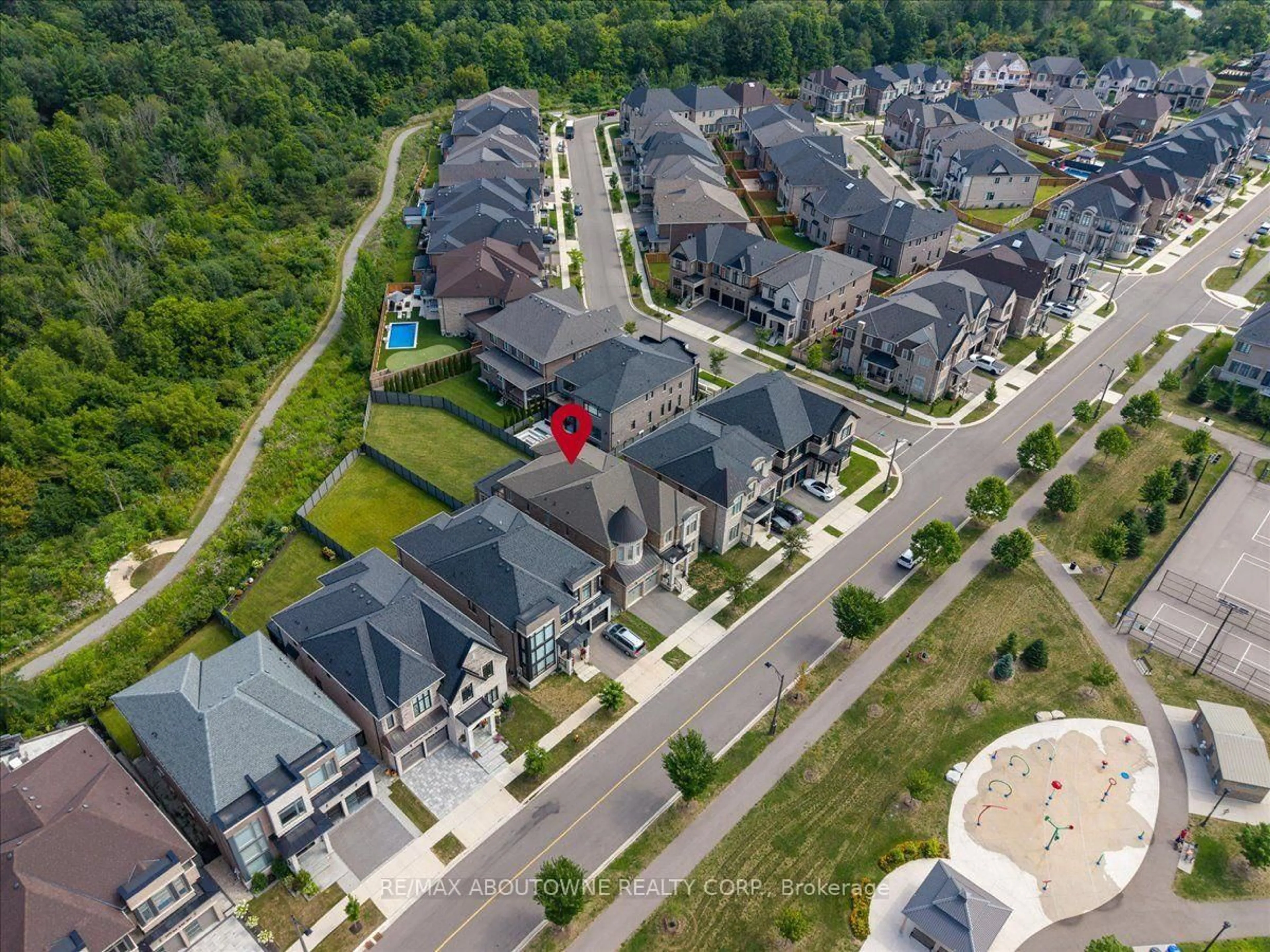 A pic from outside/outdoor area/front of a property/back of a property/a pic from drone, street for 2359 Saw Whet Blvd, Oakville Ontario L6M 5M8