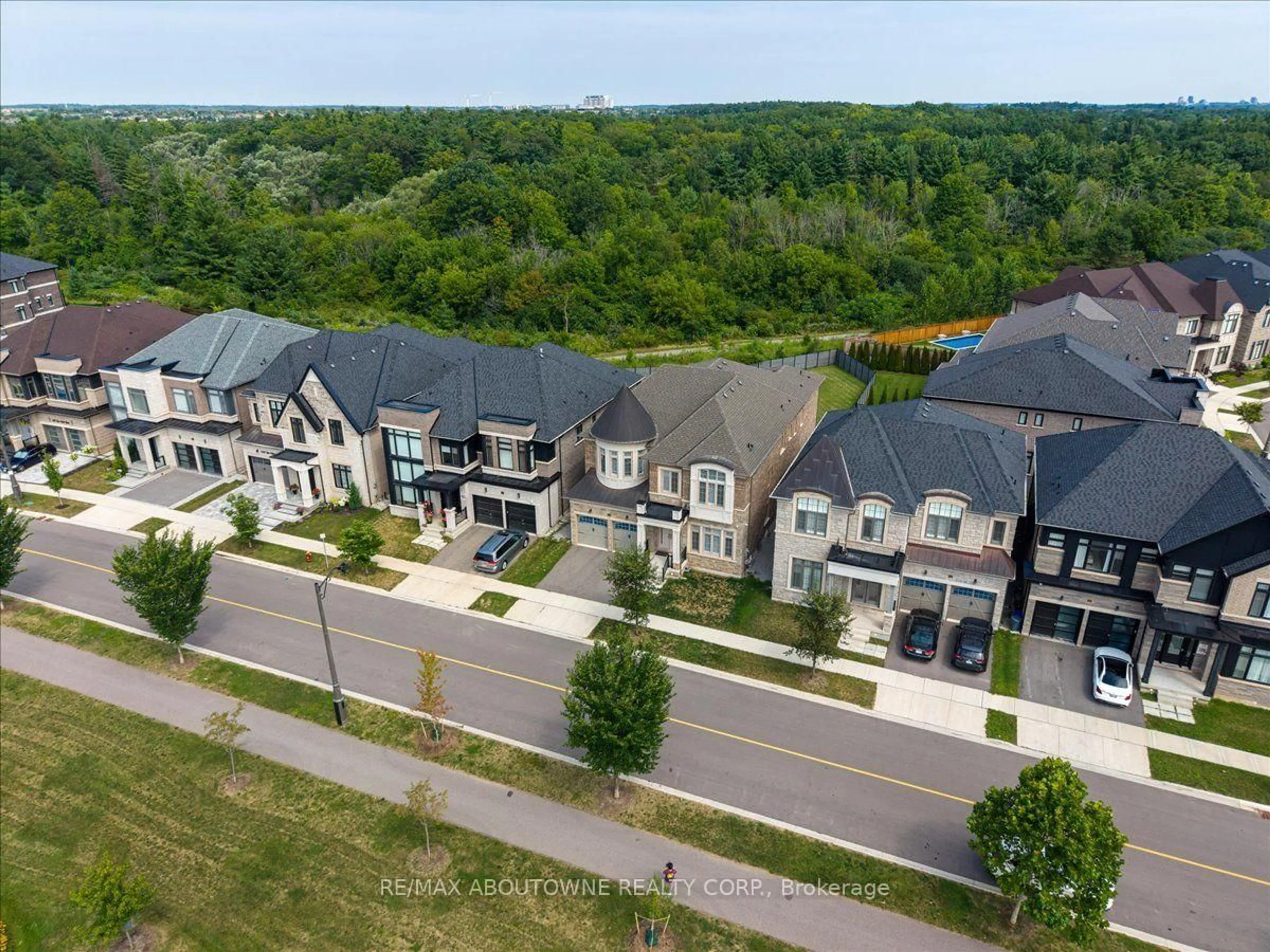 A pic from outside/outdoor area/front of a property/back of a property/a pic from drone, unknown for 2359 Saw Whet Blvd, Oakville Ontario L6M 5M8