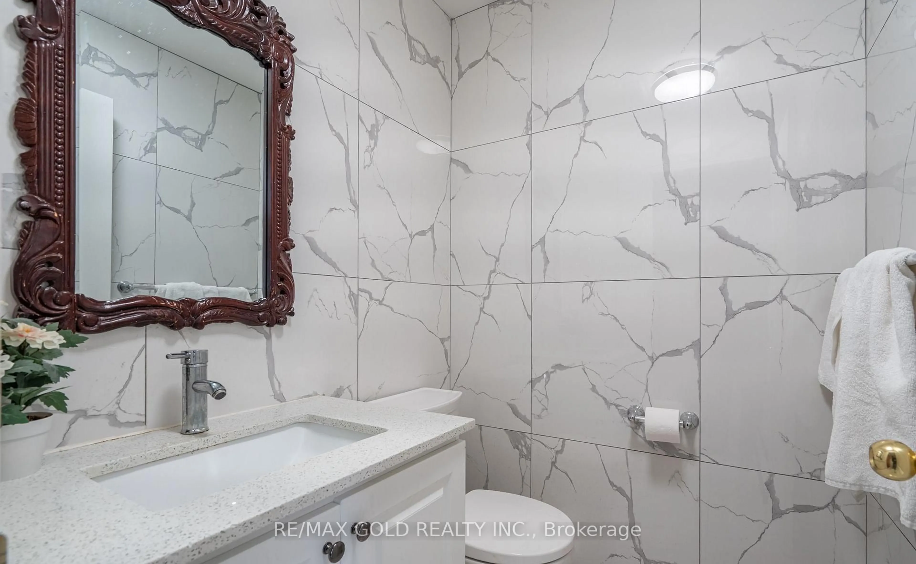 Standard bathroom, ceramic/tile floor for 104 Sunny Meadow Blvd, Brampton Ontario L6R 2C5