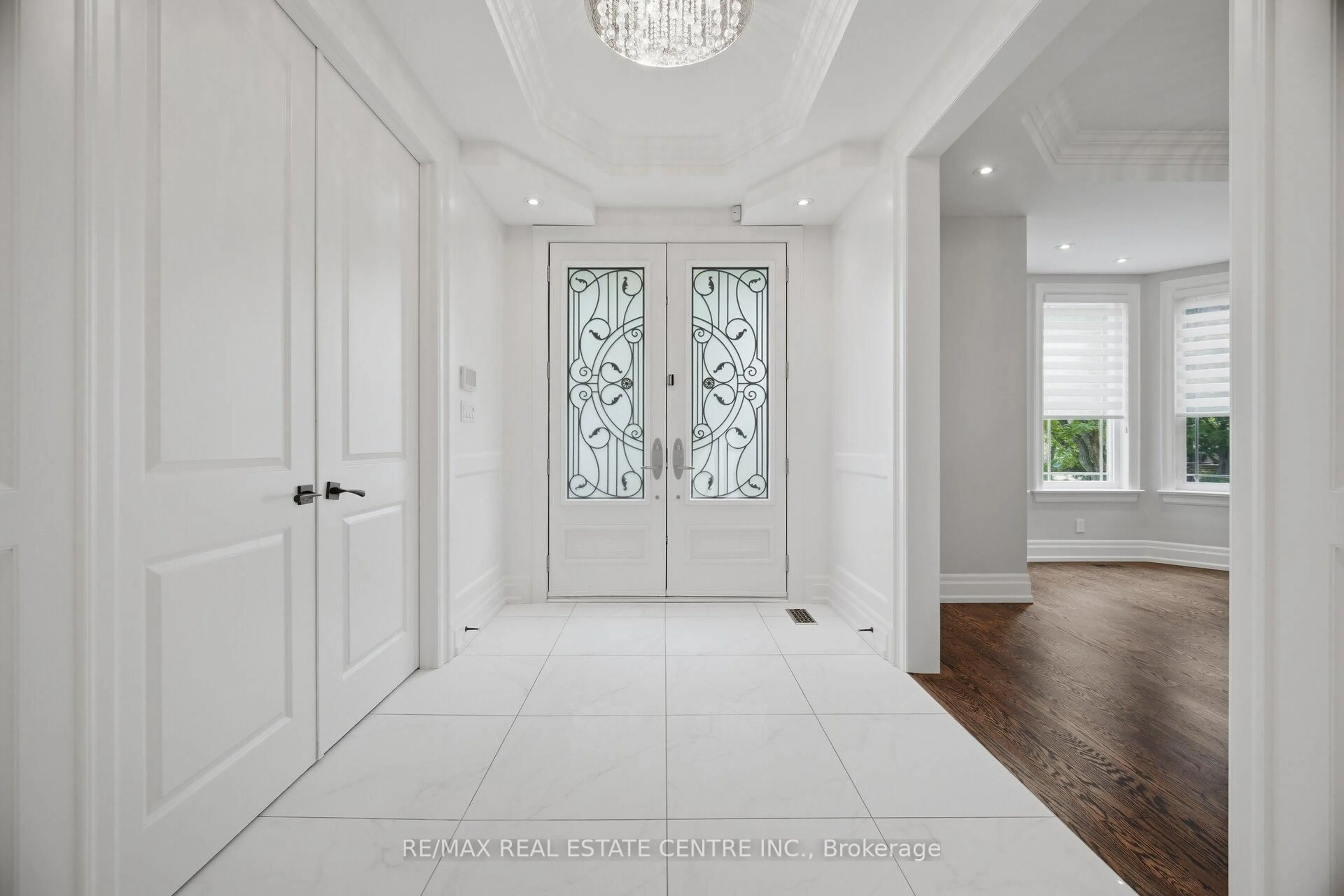 Indoor entryway for 1496 Mansfield Dr, Oakville Ontario L6H 1K4