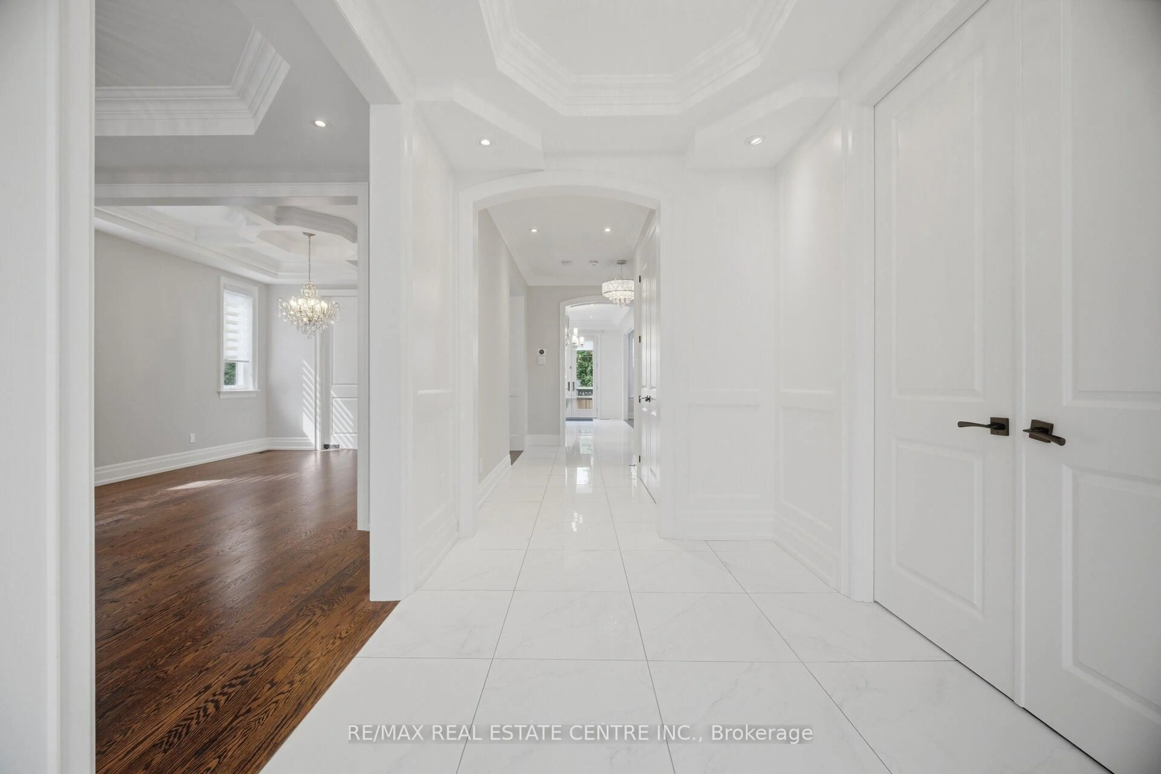 Indoor foyer for 1496 Mansfield Dr, Oakville Ontario L6H 1K4