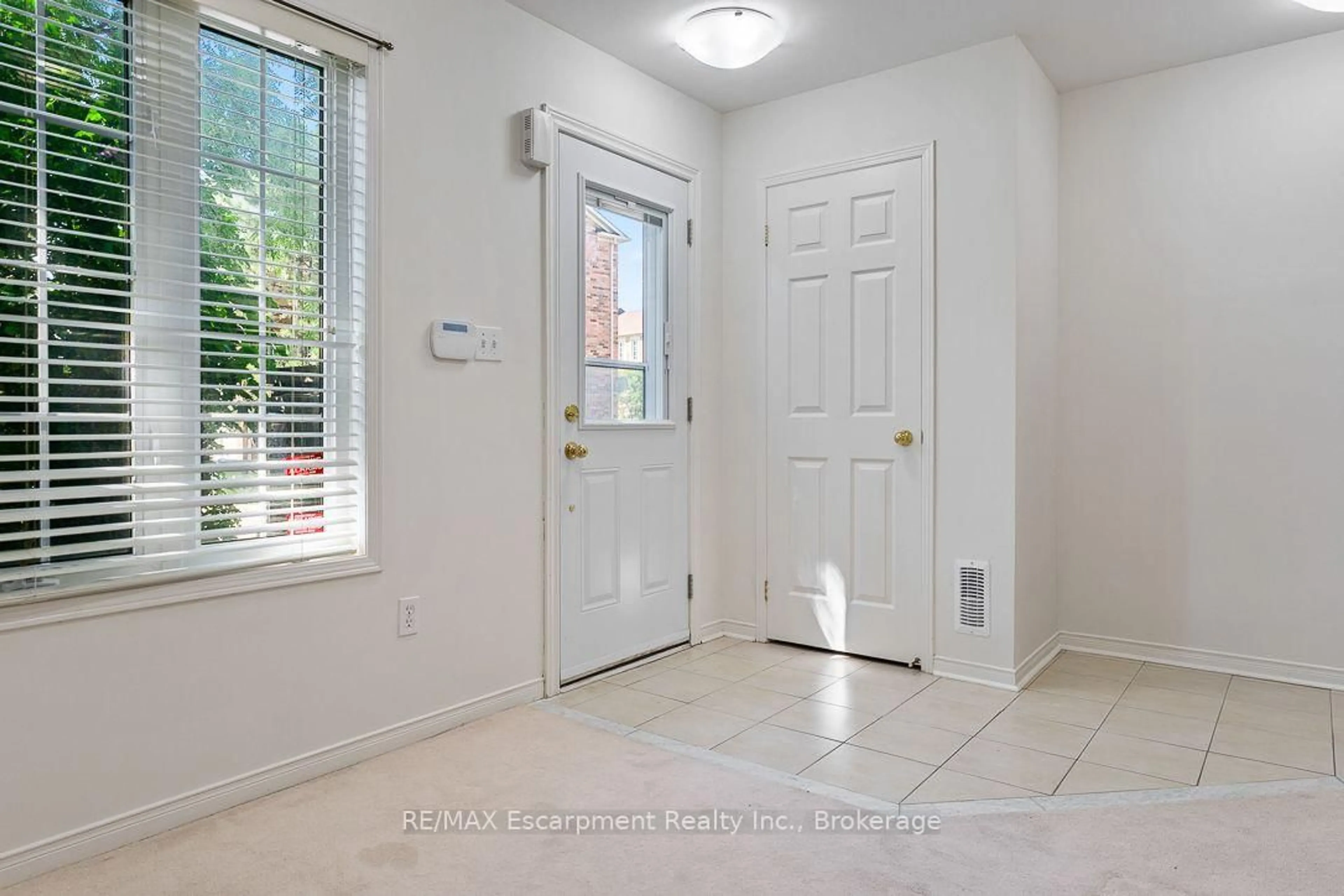 Indoor entryway for 8 JIM BAIRD Mews, Toronto Ontario M3L 0C6