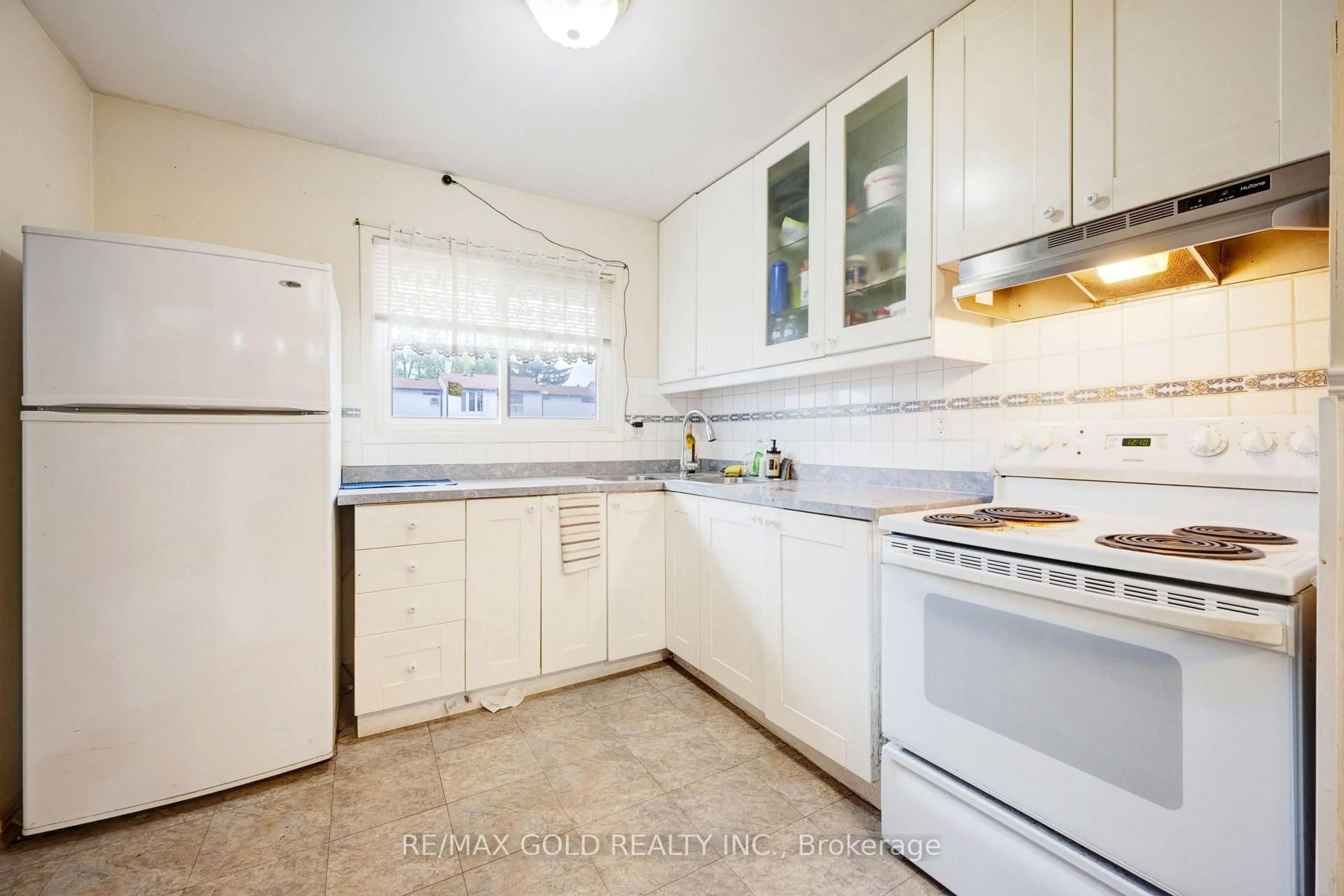 Standard kitchen, ceramic/tile floor for 9 Havenbrook Crt, Brampton Ontario L6S 2B4