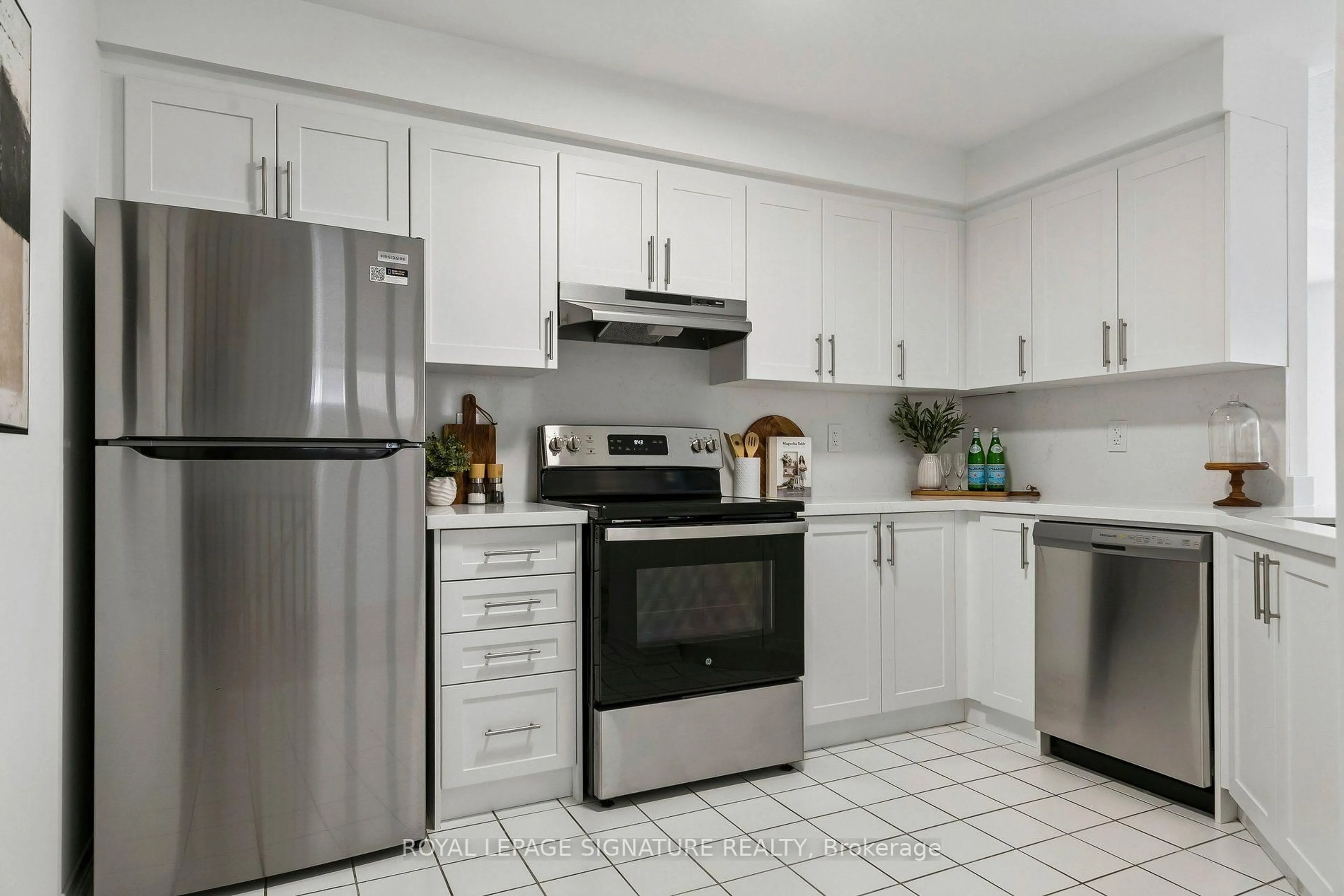 Standard kitchen, ceramic/tile floor for 5255 Palmetto Pl #71, Mississauga Ontario L5M 0H2