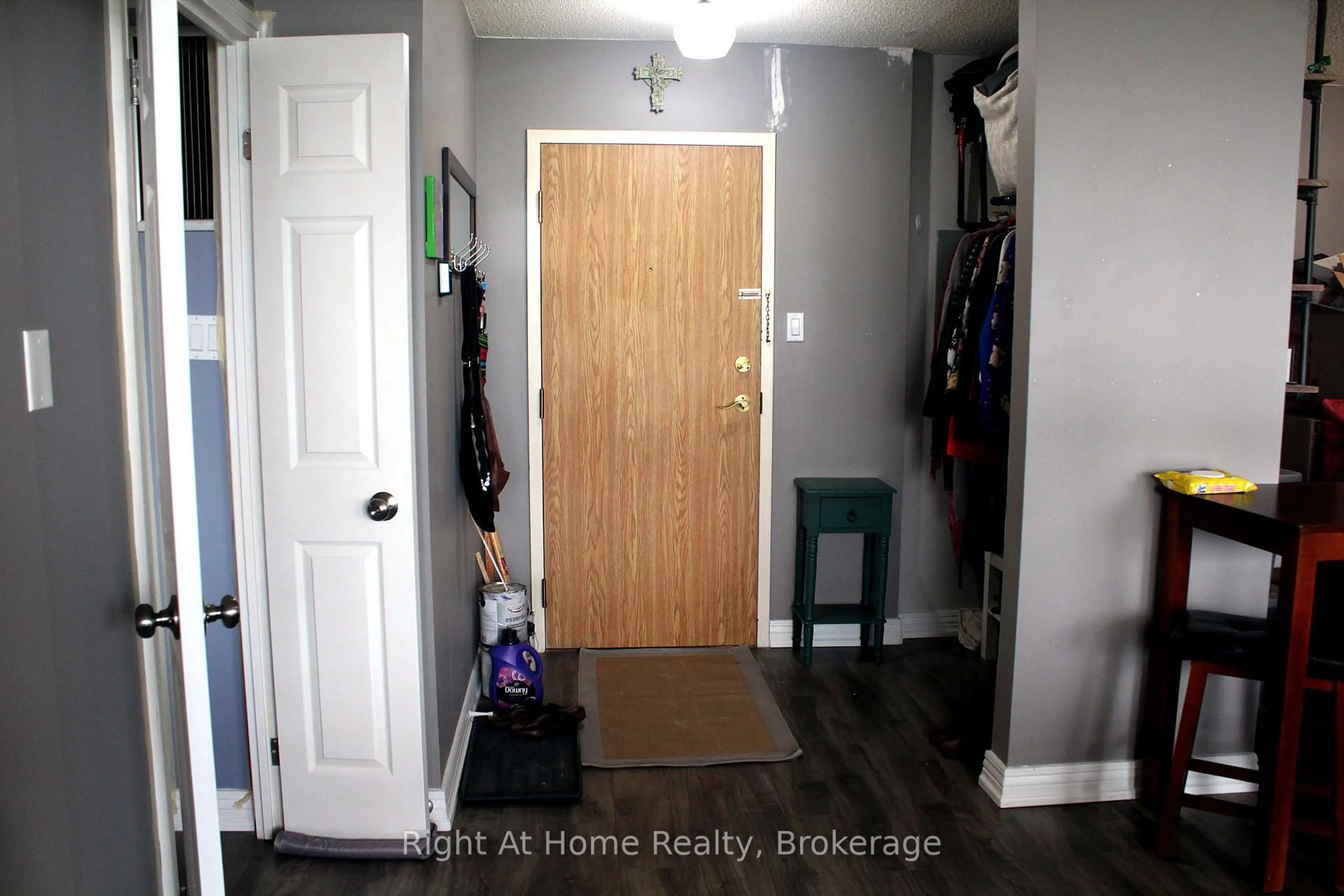 Indoor entryway for 1360 Rathburn Rd #1509, Mississauga Ontario L4W 4H4