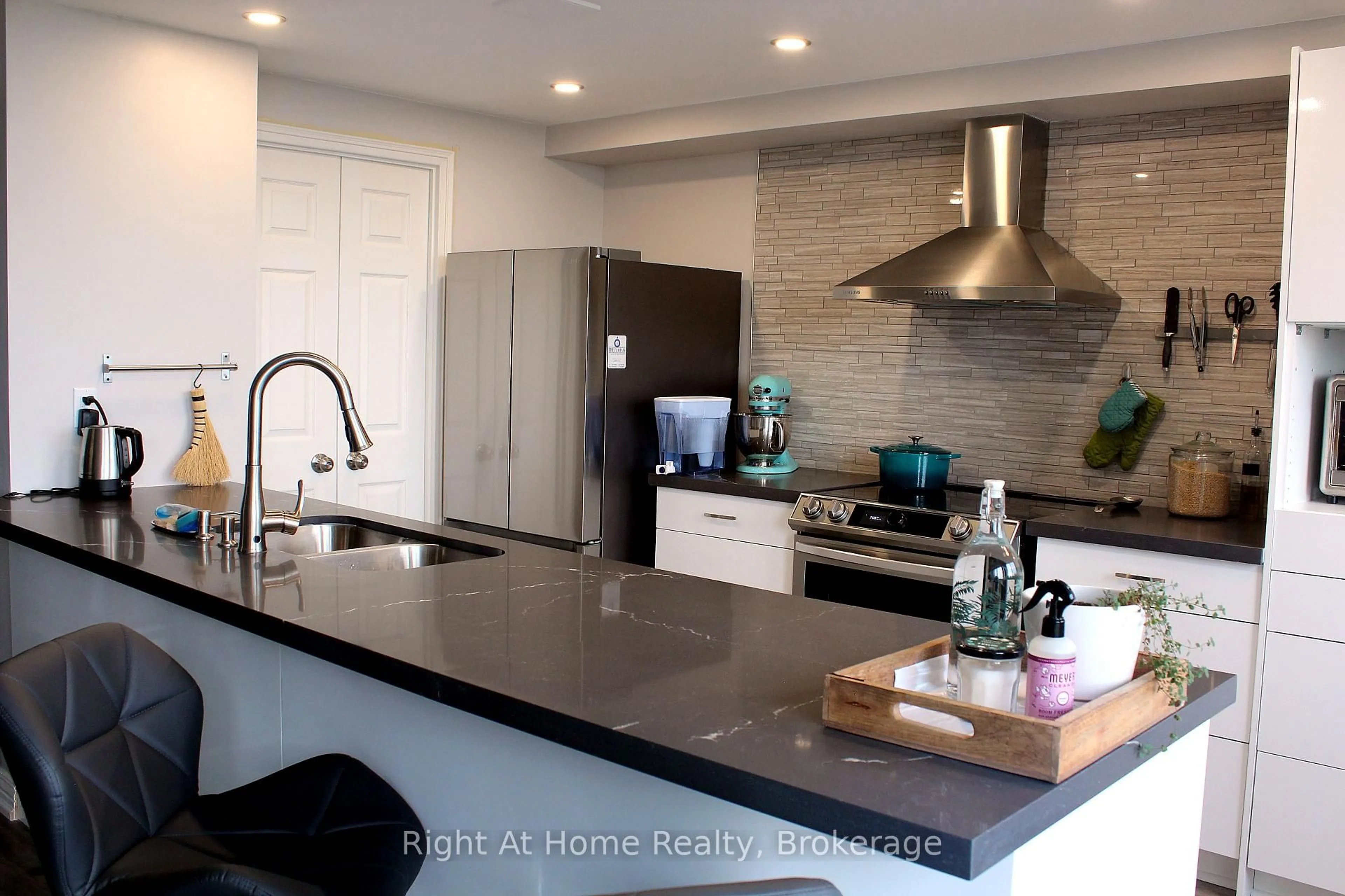 Open concept kitchen, ceramic/tile floor for 1360 Rathburn Rd #1509, Mississauga Ontario L4W 4H4