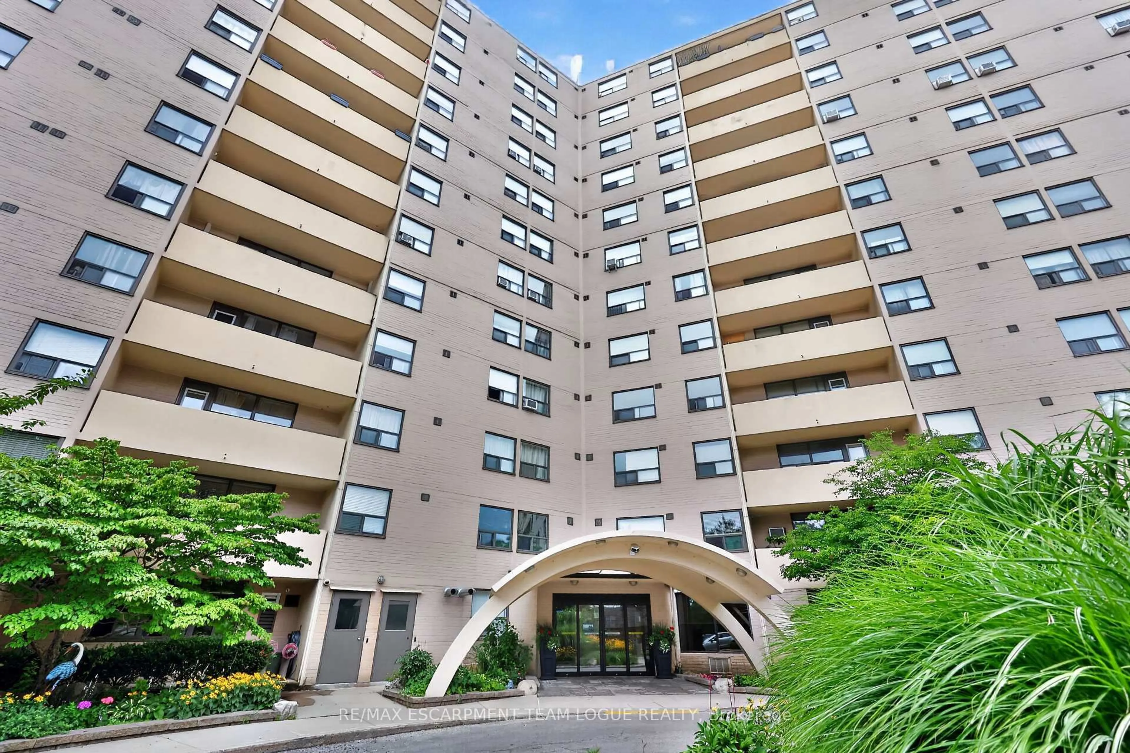 Patio, building for 700 Dynes Rd #401, Burlington Ontario L7N 3M2