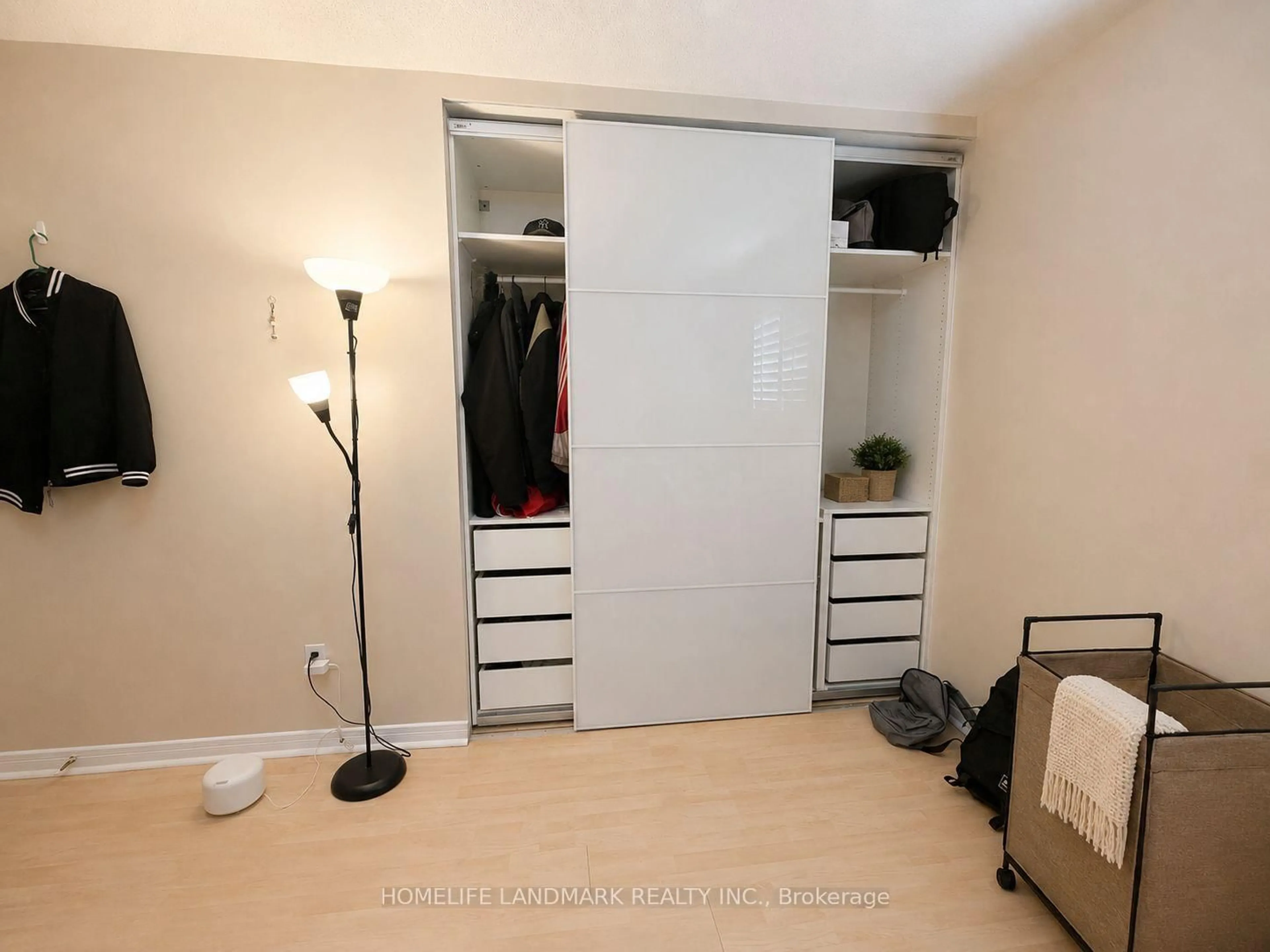Storage room or clothes room or walk-in closet for 4674 Antelope Cres, Mississauga Ontario L4Z 2X1