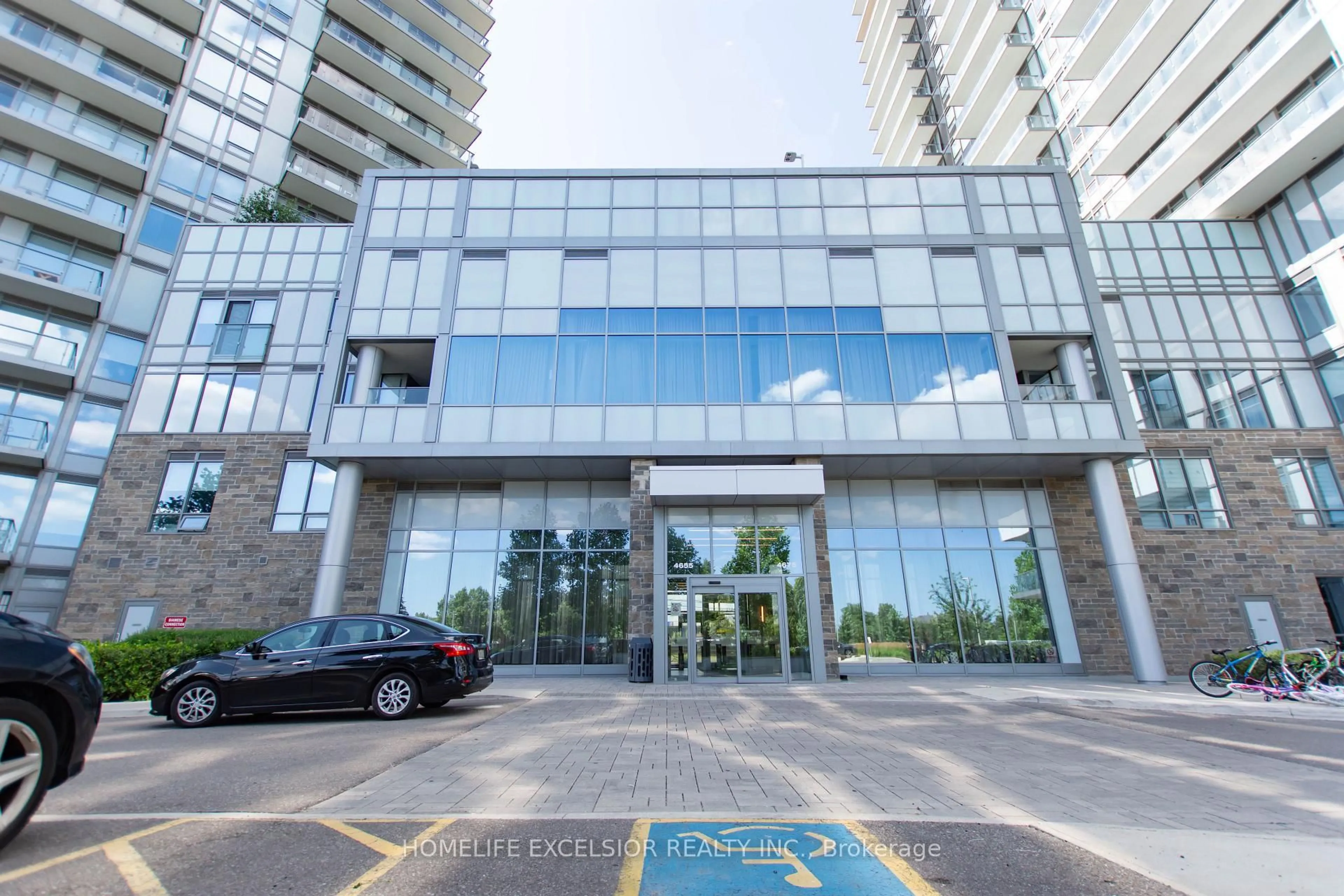 Indoor foyer for 4675 Metcalfe Ave #804, Mississauga Ontario L5M 0Z8