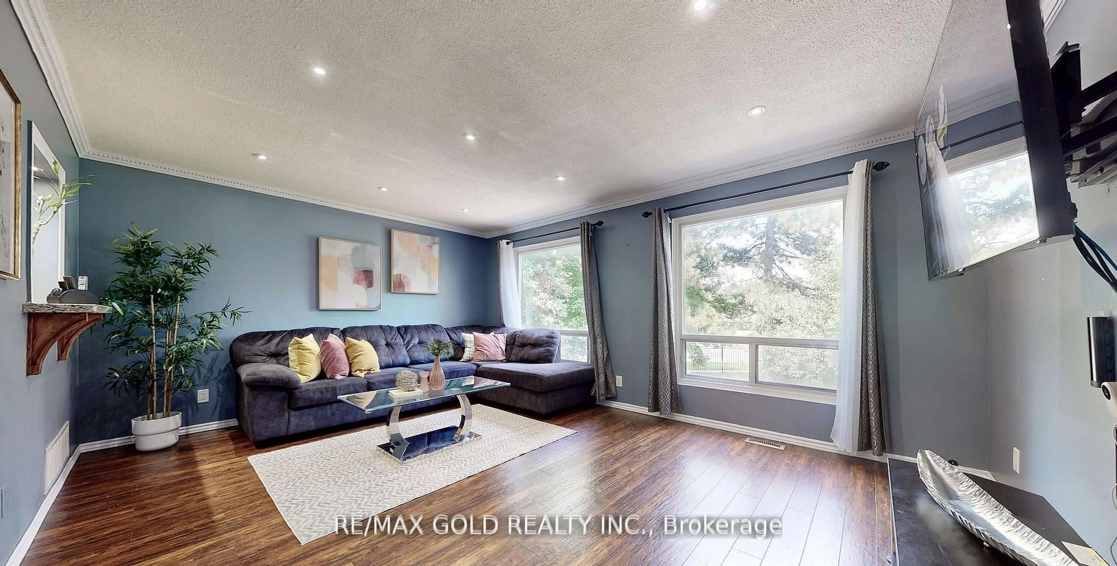 Living room with furniture, wood/laminate floor for 18 Carleton Pl #18, Brampton Ontario L6T 3Z4