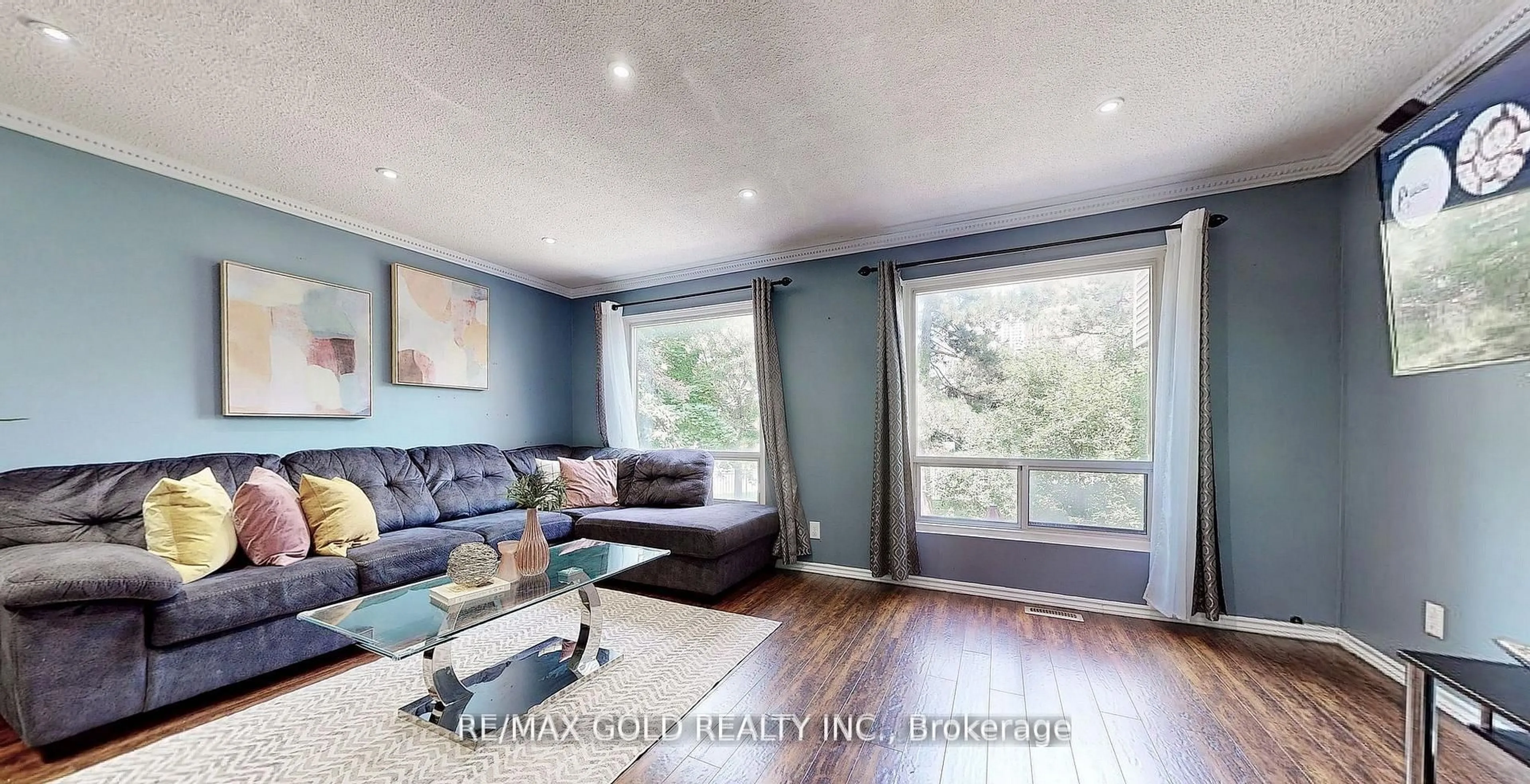 Living room with furniture, wood/laminate floor for 18 Carleton Pl #18, Brampton Ontario L6T 3Z4