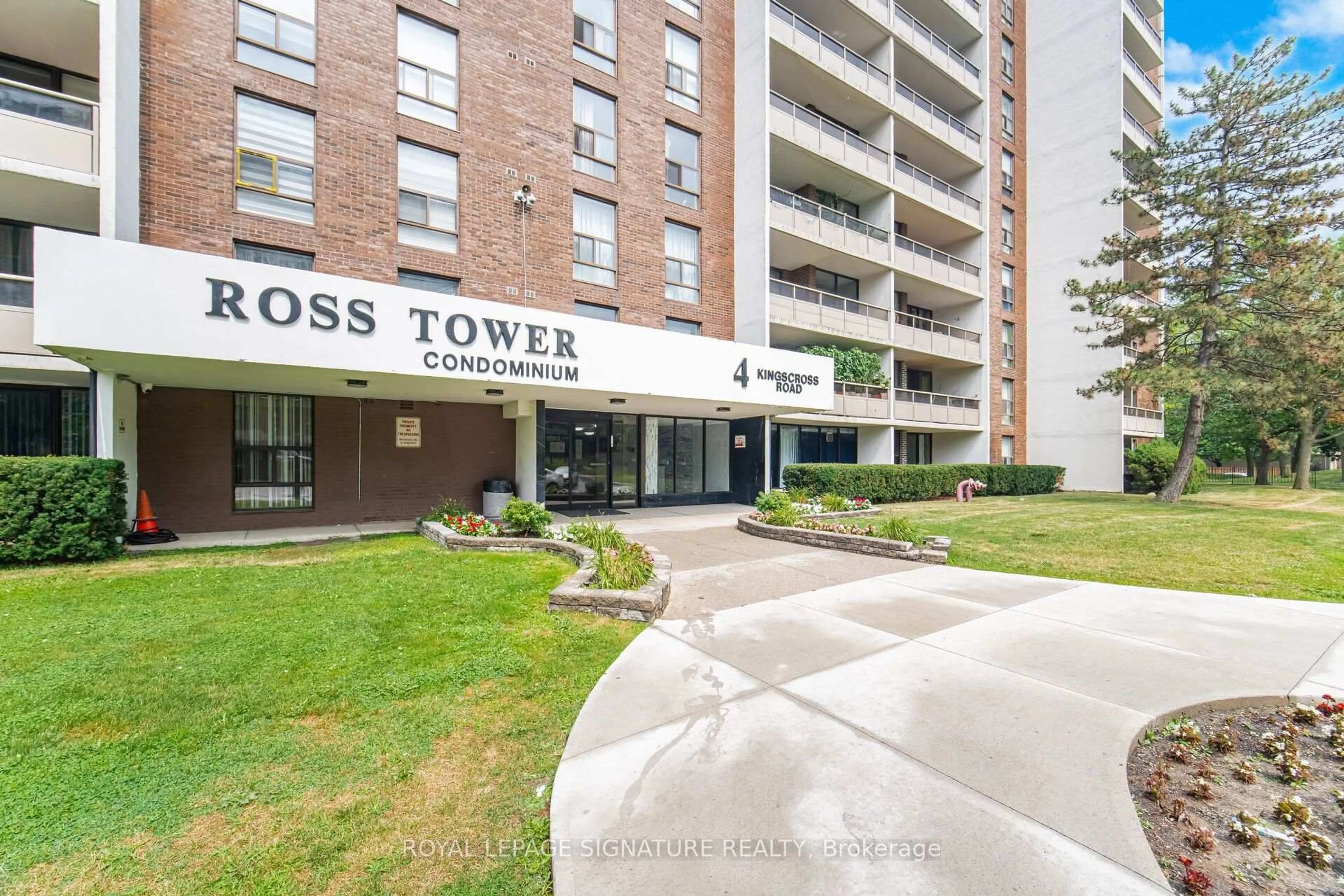 Indoor foyer for 4 Kings Cross Rd #303, Brampton Ontario L6T 3X8