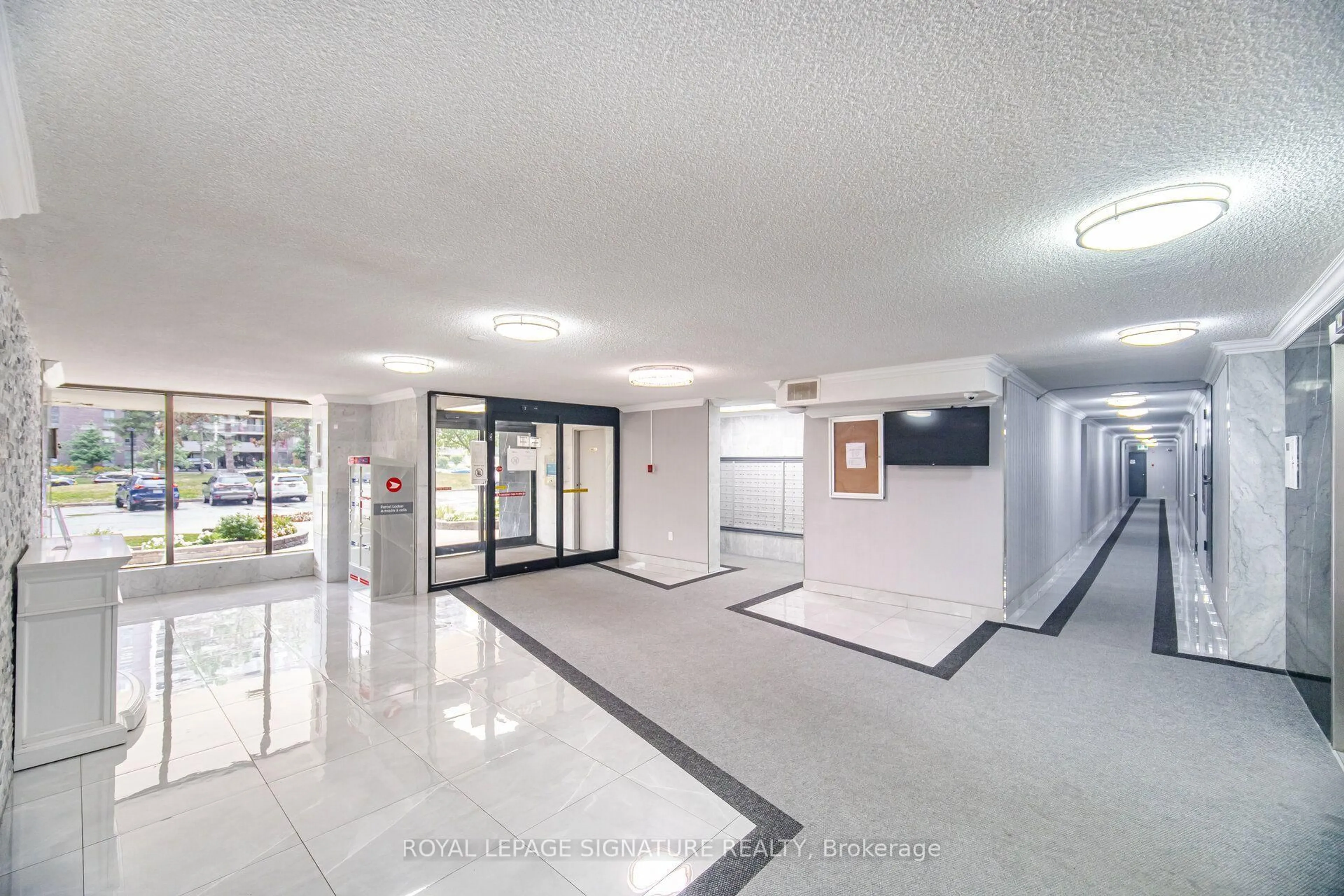 Indoor foyer for 4 Kings Cross Rd #303, Brampton Ontario L6T 3X8
