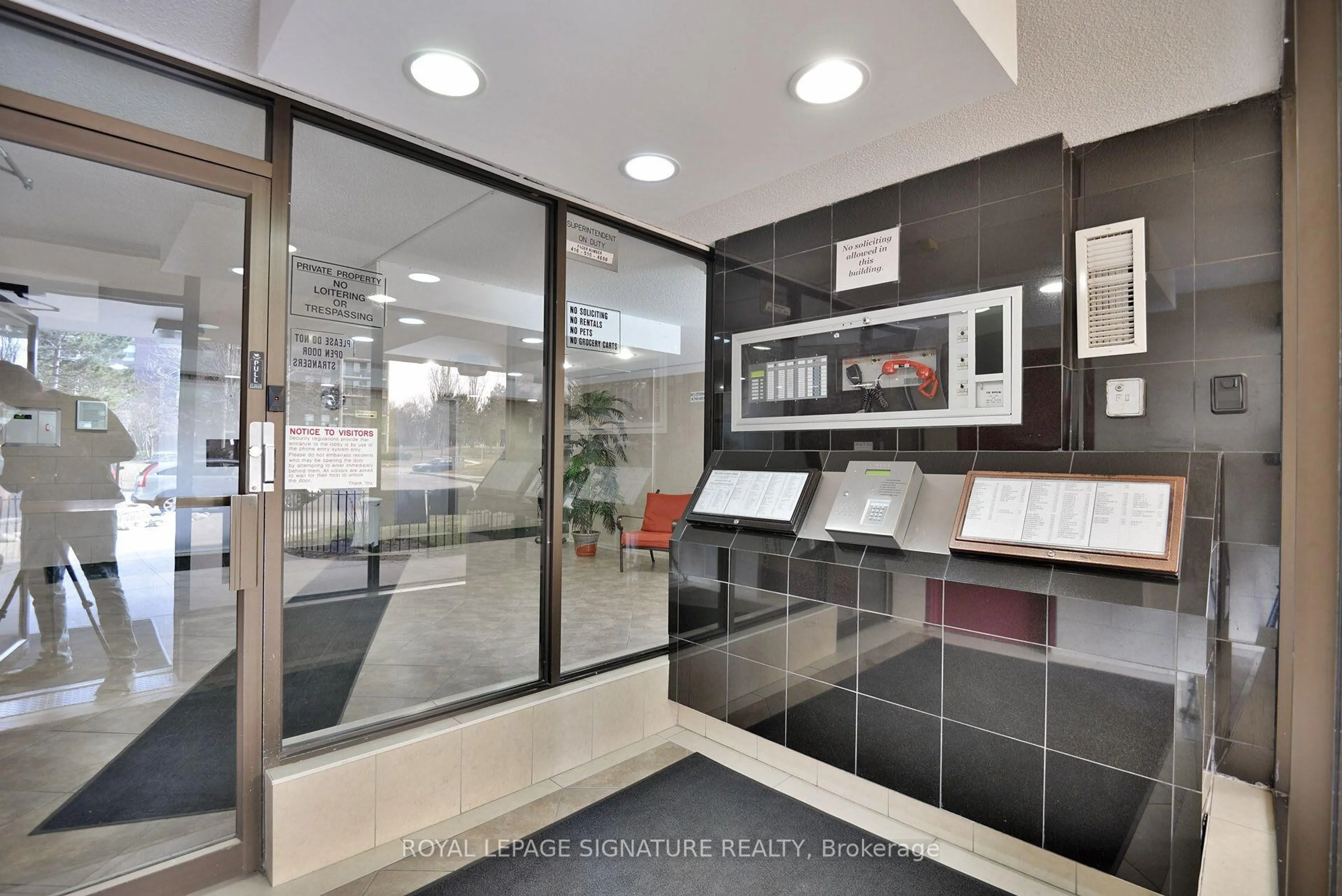 Indoor foyer for 4 Kings Cross Rd #303, Brampton Ontario L6T 3X8