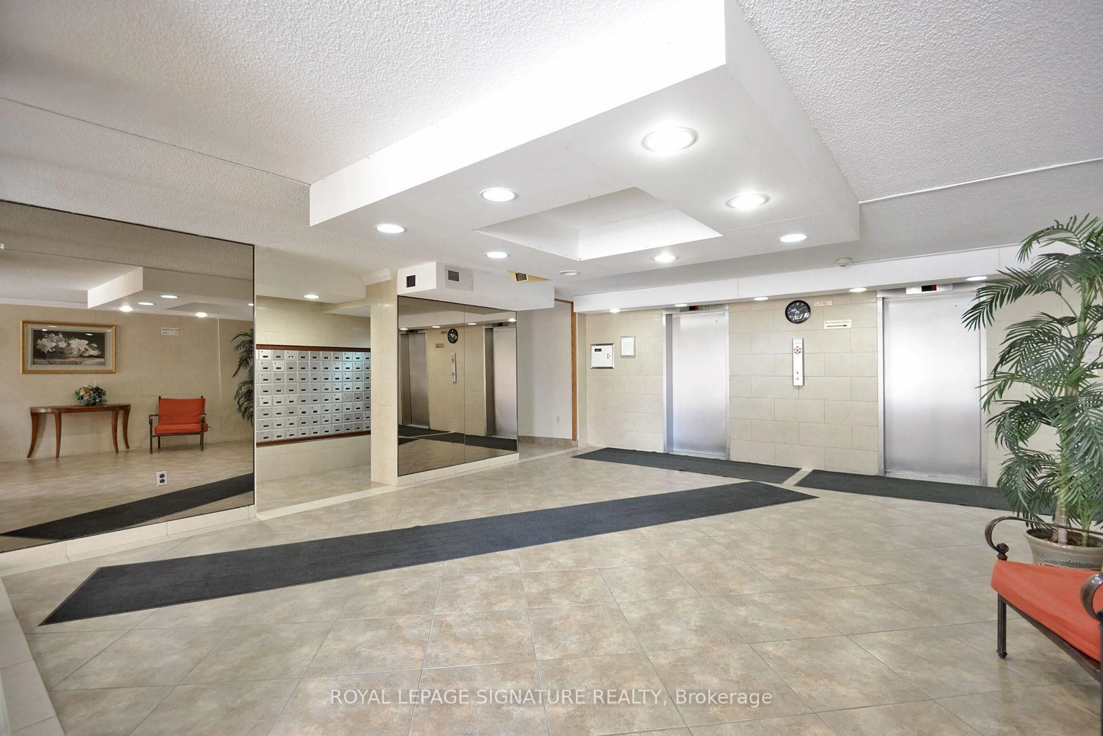 Indoor foyer for 4 Kings Cross Rd #303, Brampton Ontario L6T 3X8