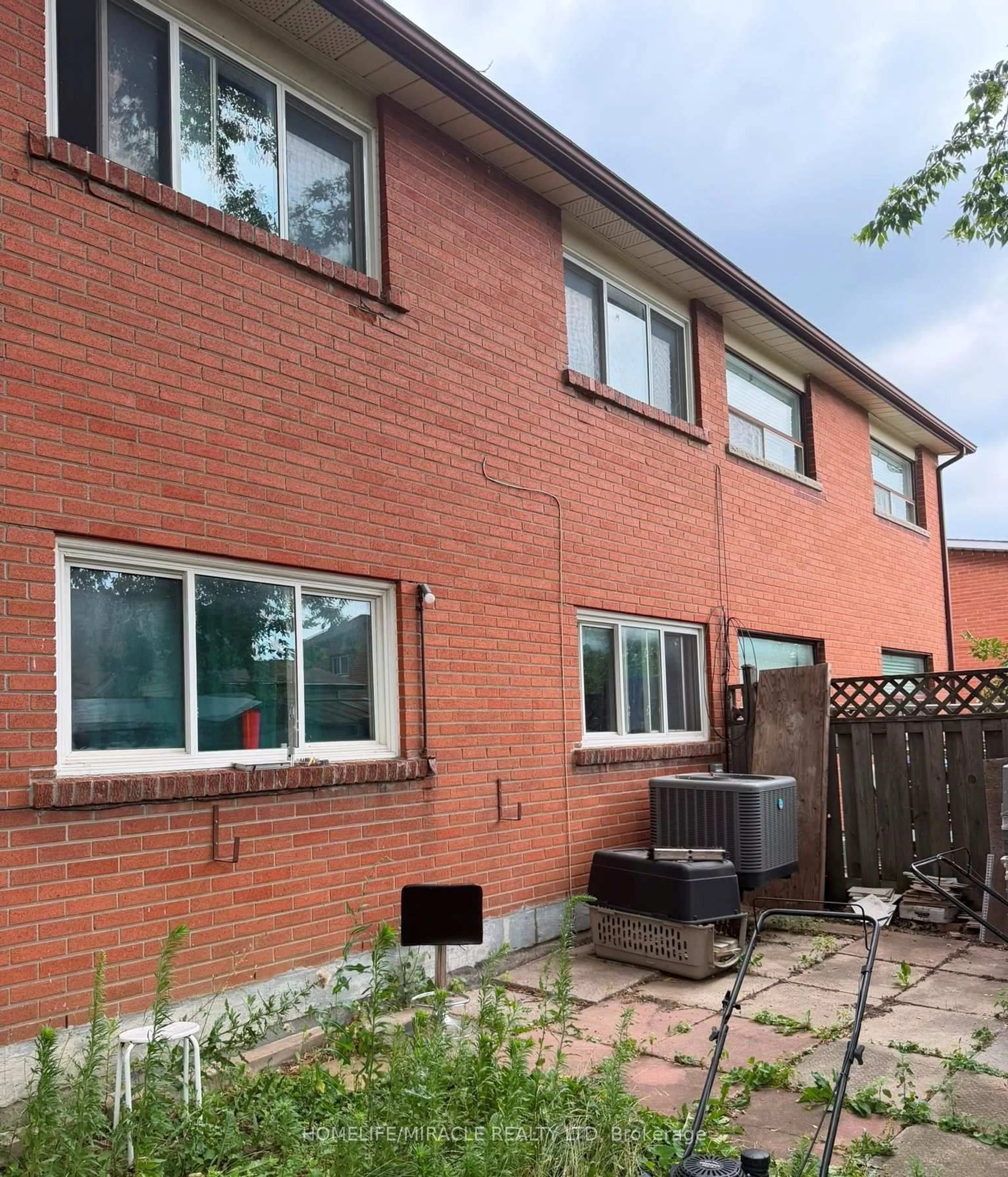Home with brick exterior material, building for 32 Sharon Crt, Brampton Ontario L6W 3B7