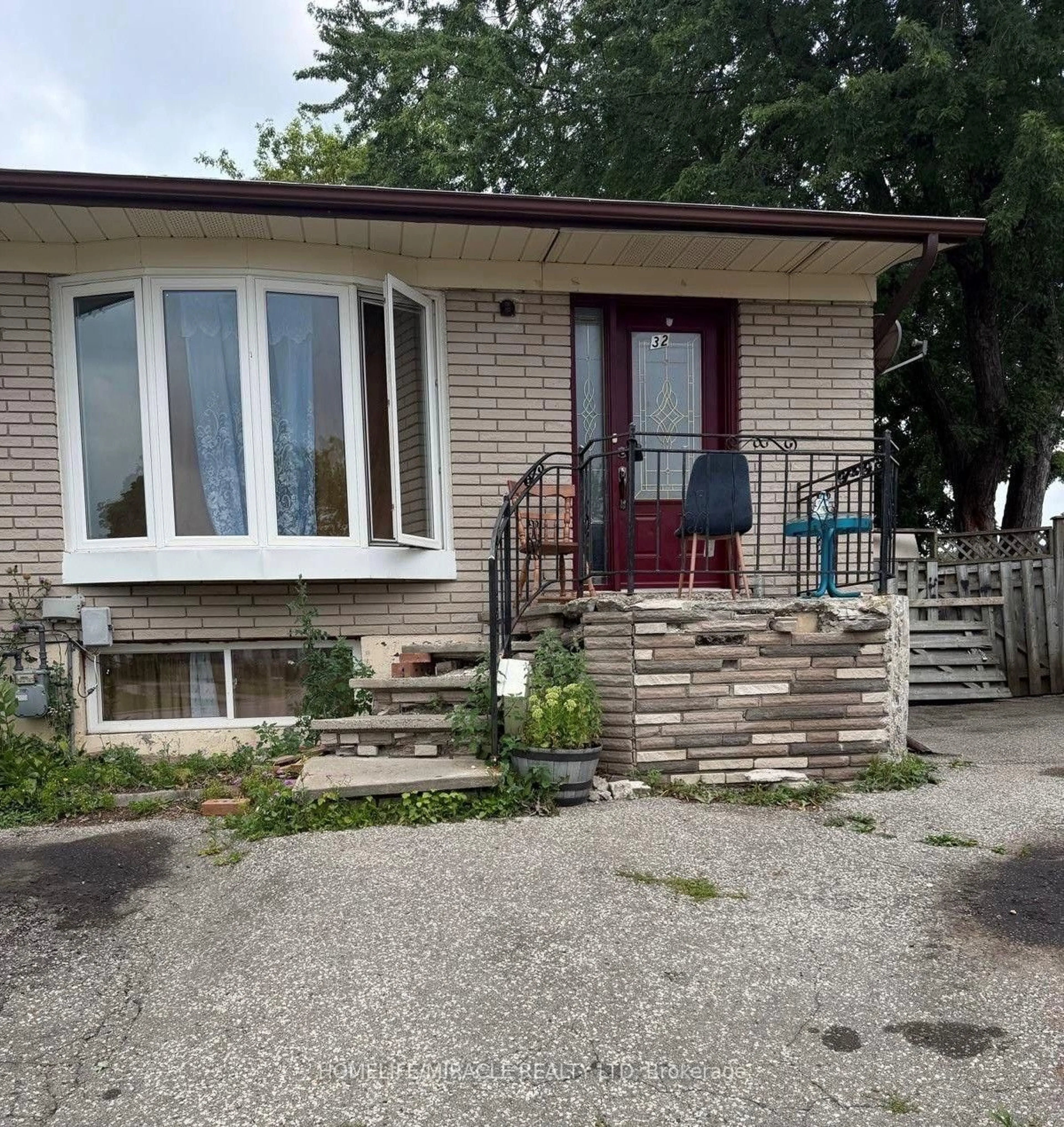 Home with brick exterior material, street for 32 Sharon Crt, Brampton Ontario L6W 3B7