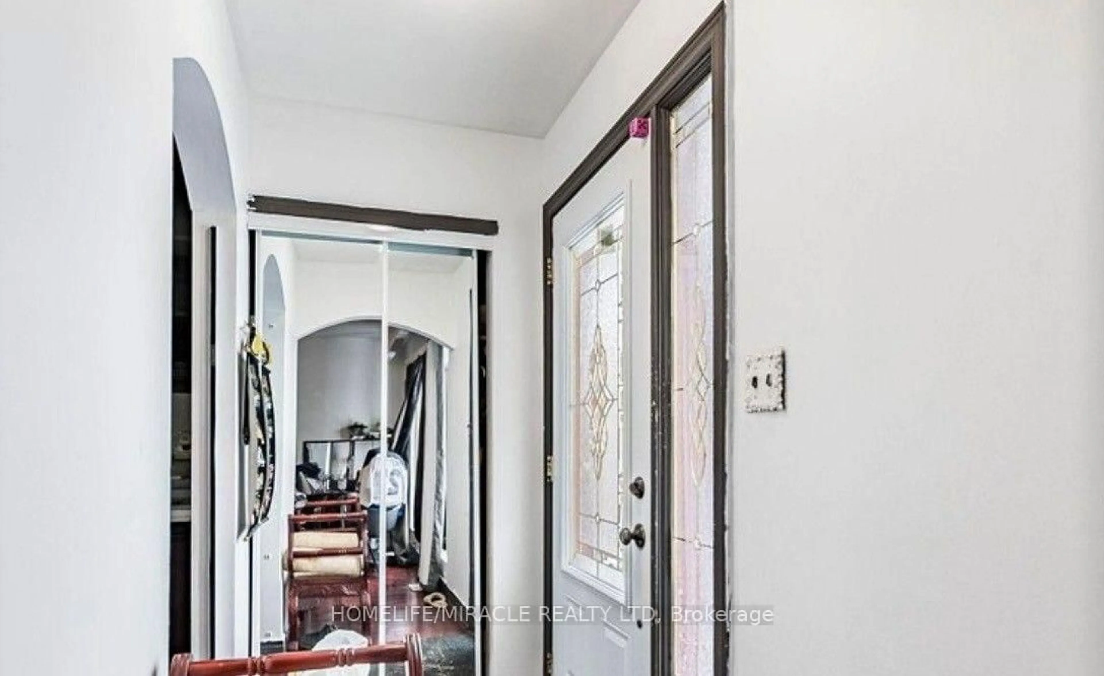 Indoor entryway for 32 Sharon Crt, Brampton Ontario L6W 3B7