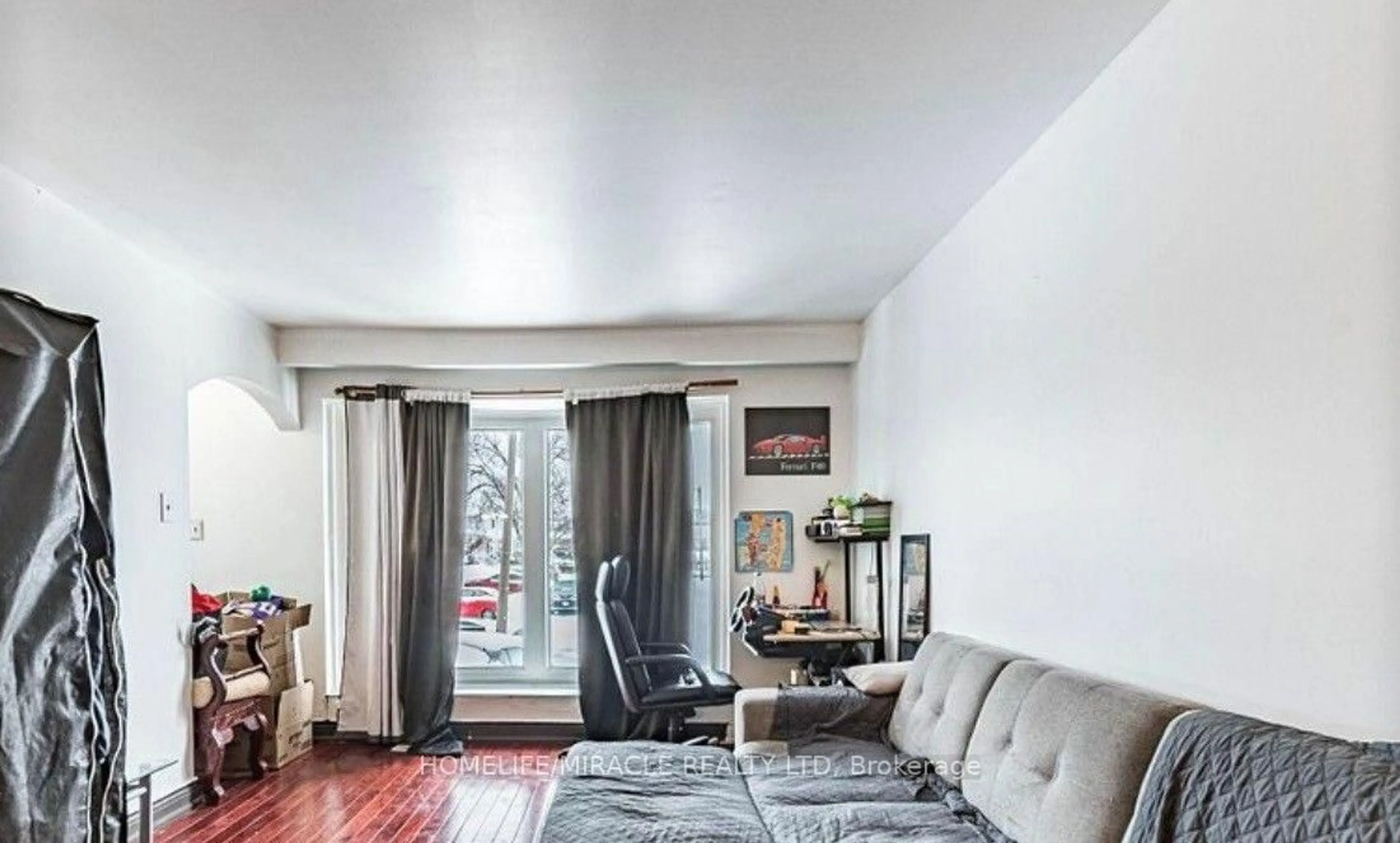 Living room with furniture, unknown for 32 Sharon Crt, Brampton Ontario L6W 3B7