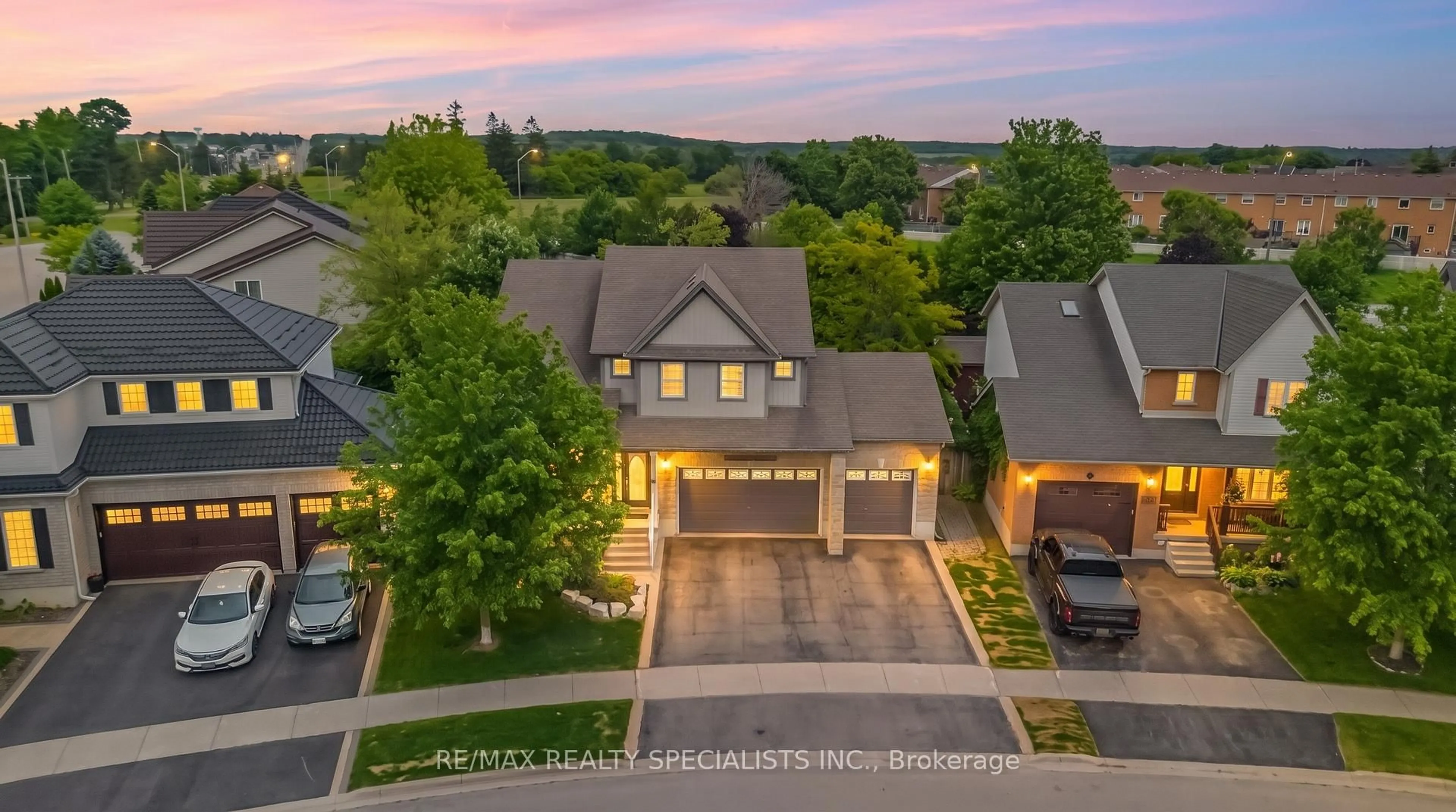 A pic from outside/outdoor area/front of a property/back of a property/a pic from drone, street for 77 McMaster Rd, Orangeville Ontario L9W 5K8