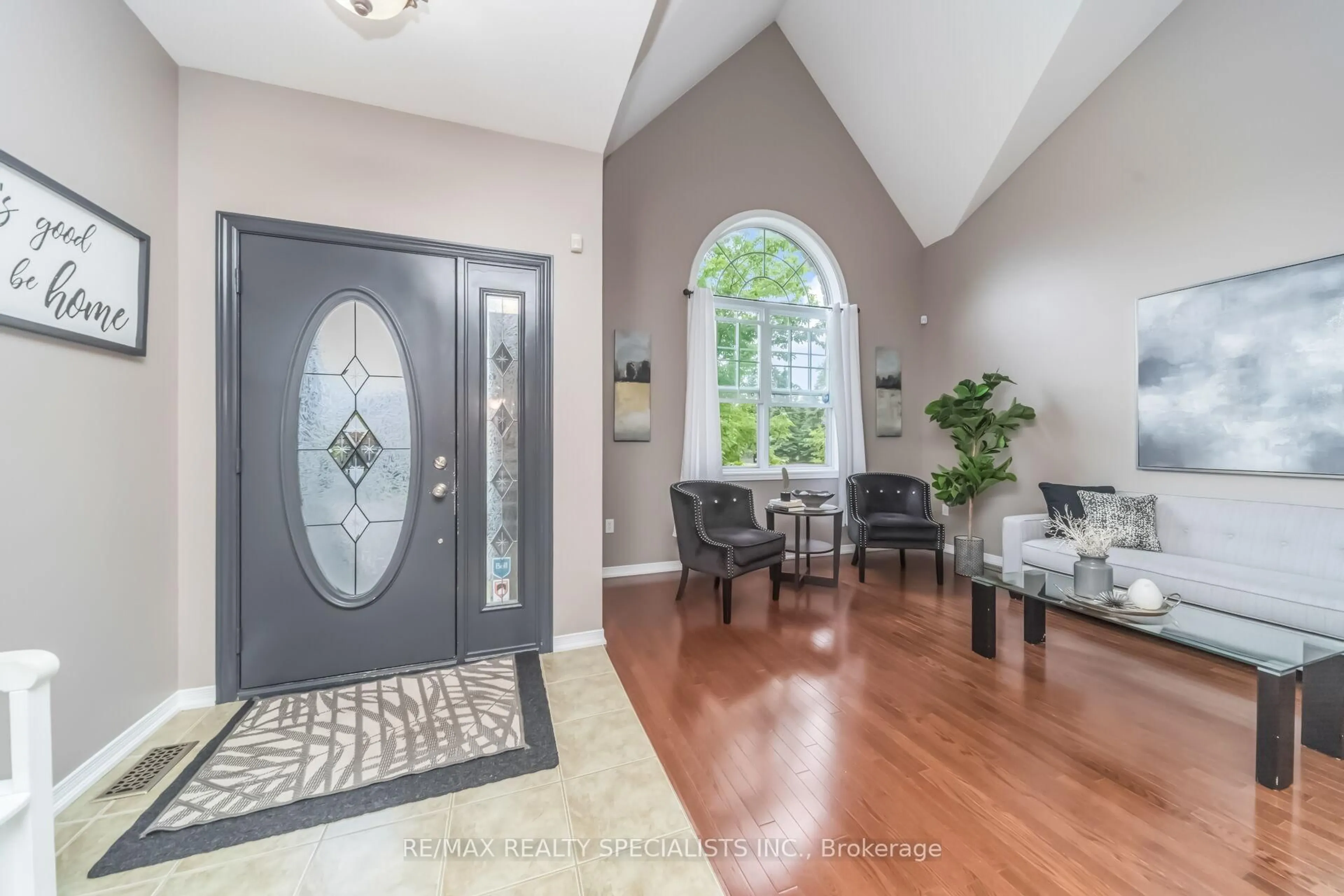 Indoor entryway for 77 McMaster Rd, Orangeville Ontario L9W 5K8