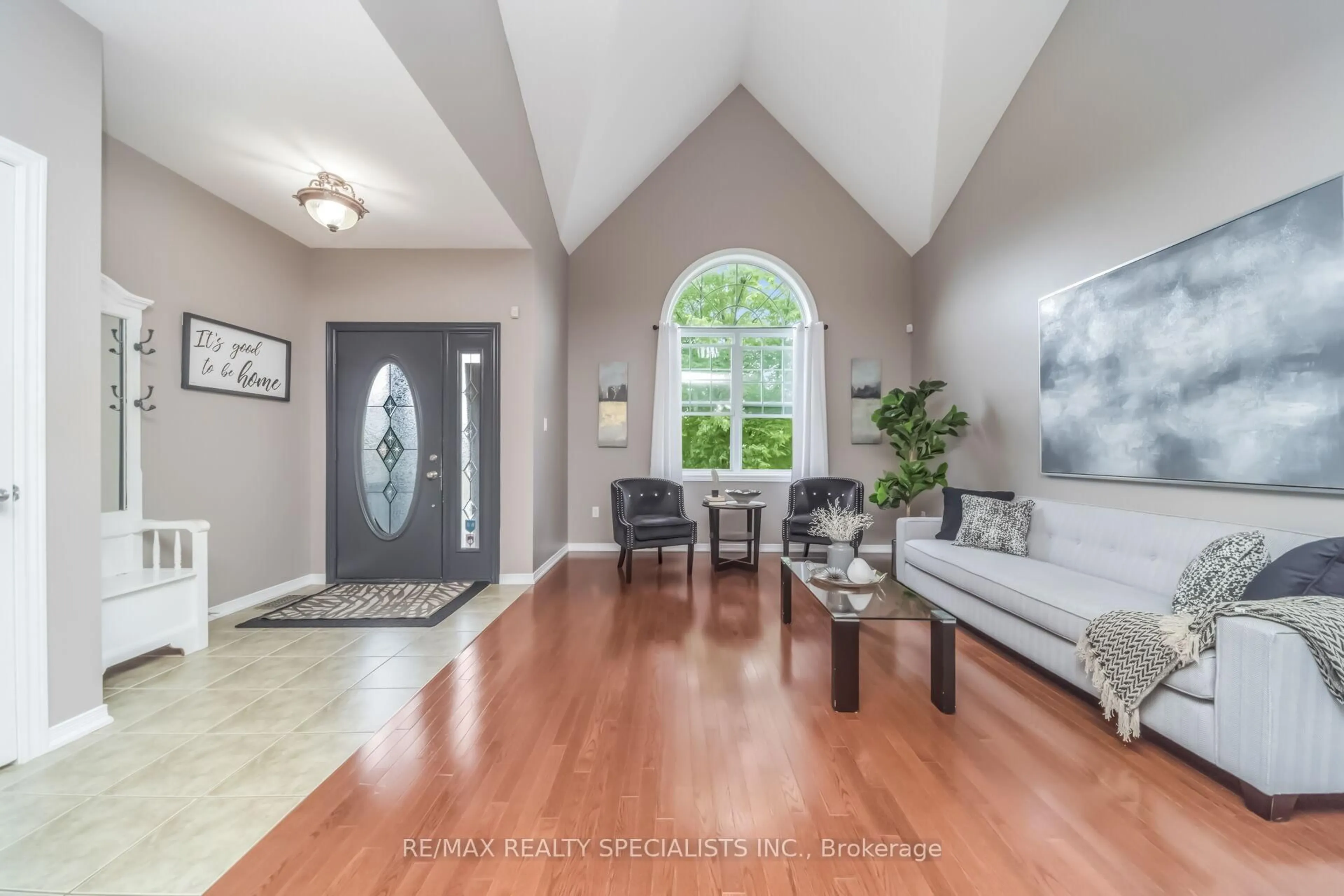 Indoor entryway for 77 McMaster Rd, Orangeville Ontario L9W 5K8