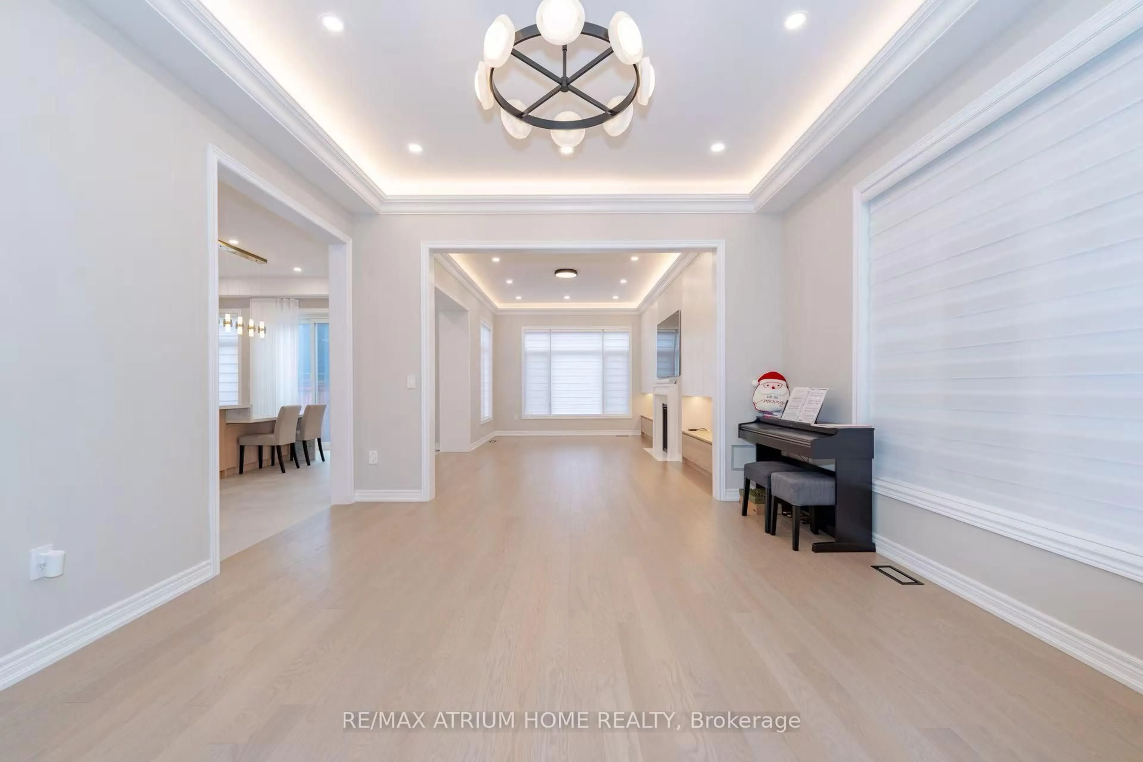 Indoor foyer for 75 Carnegie Dr, Oakville Ontario L6H 7C5