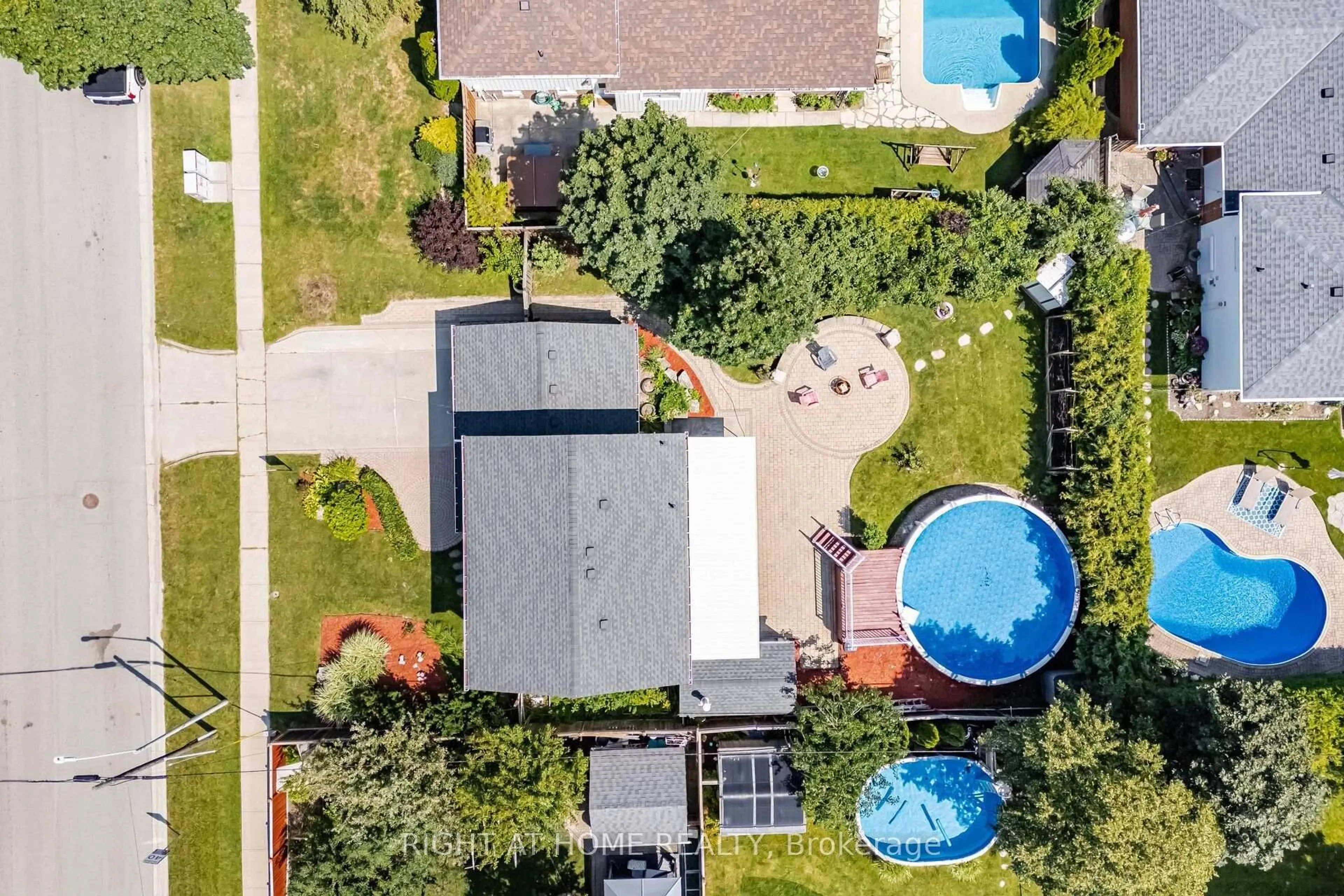 A pic from outside/outdoor area/front of a property/back of a property/a pic from drone, street for 4 Rosefield Dr, Halton Hills Ontario L7G 4R1