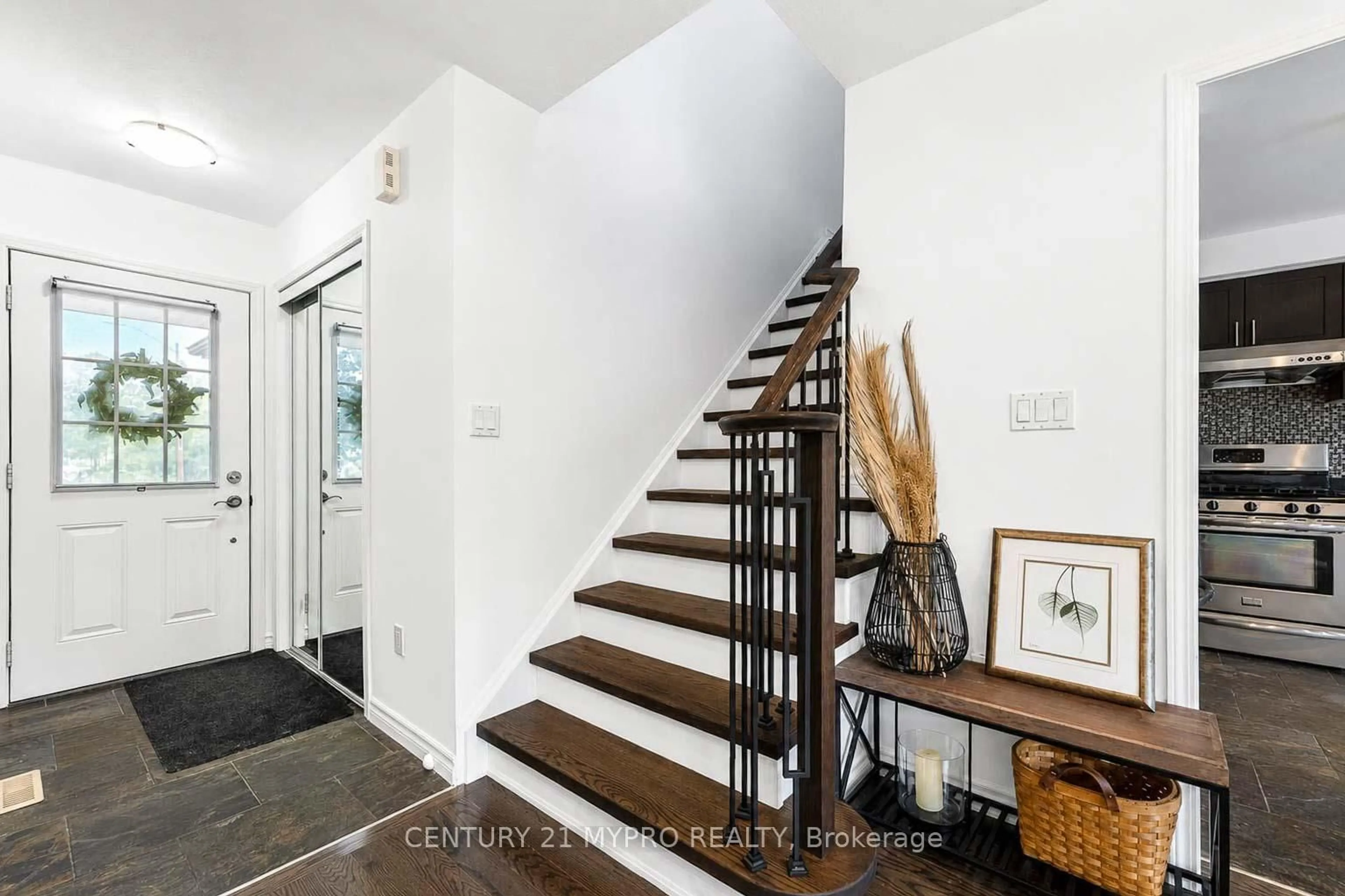 Indoor entryway for 4026 Donnic Dr, Burlington Ontario L7M 0A7