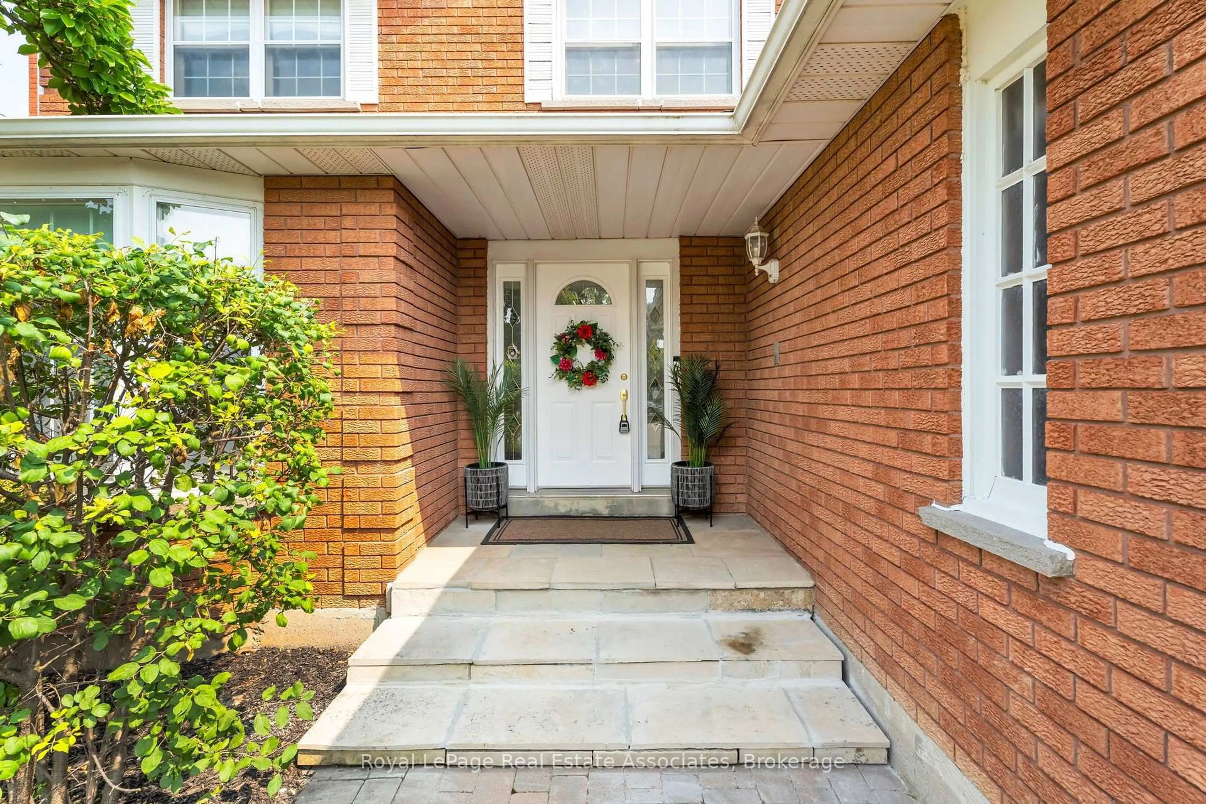 Indoor entryway for 82 Turtlecreek Blvd, Brampton Ontario L6W 3X9