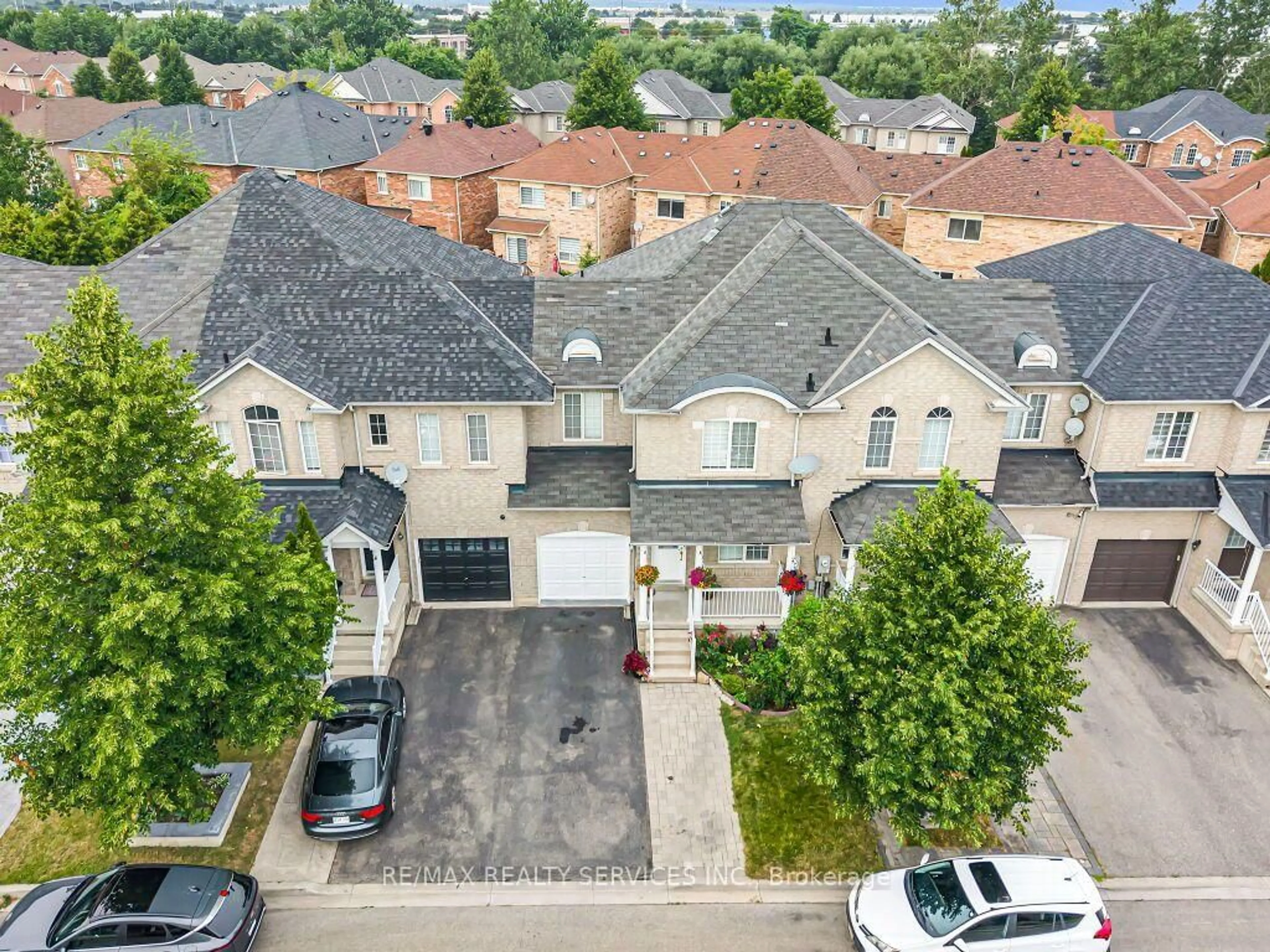 A pic from outside/outdoor area/front of a property/back of a property/a pic from drone, street for 7 Olivett Lane, Brampton Ontario L7A 2X3