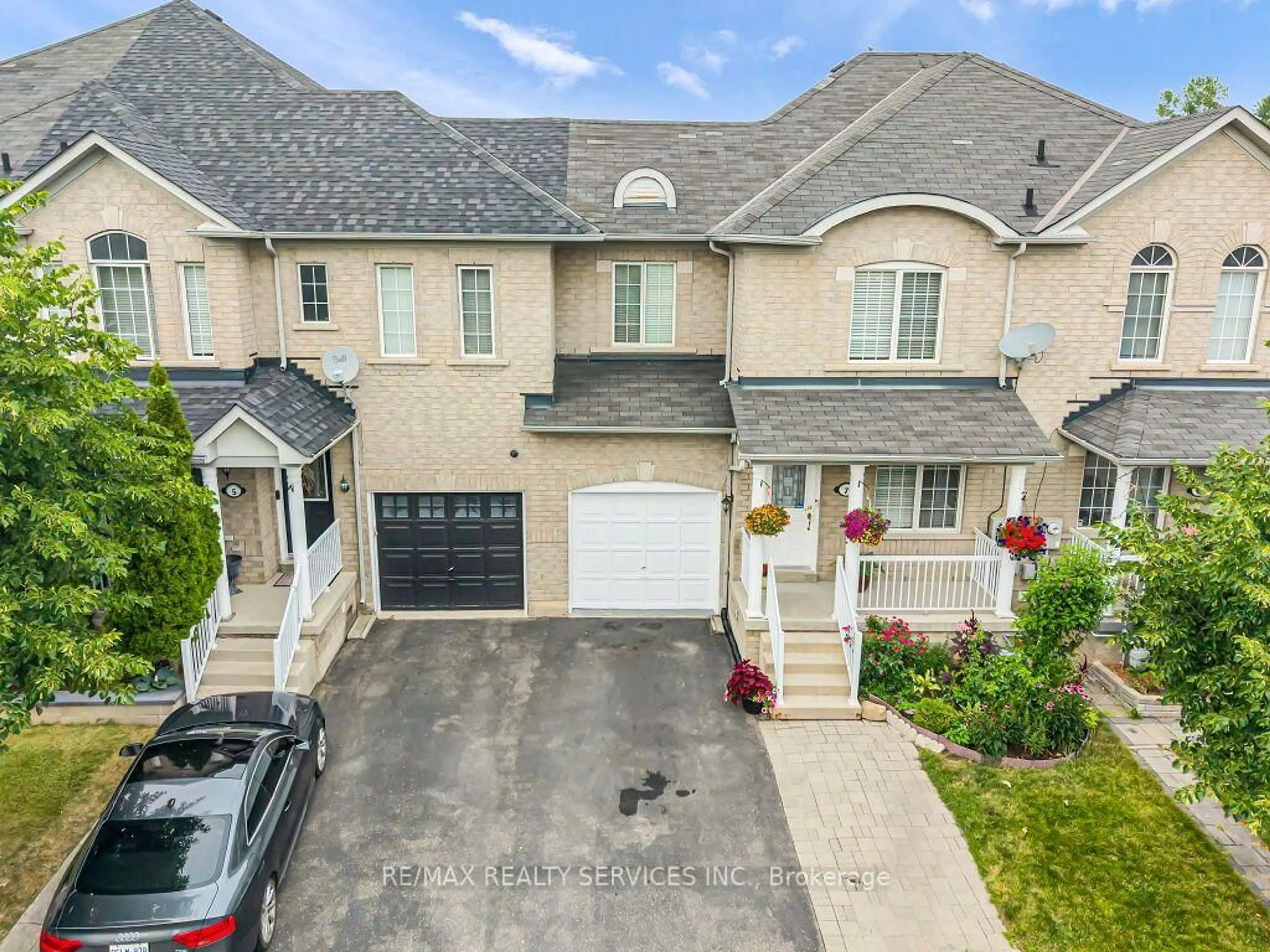 A pic from outside/outdoor area/front of a property/back of a property/a pic from drone, street for 7 Olivett Lane, Brampton Ontario L7A 2X3