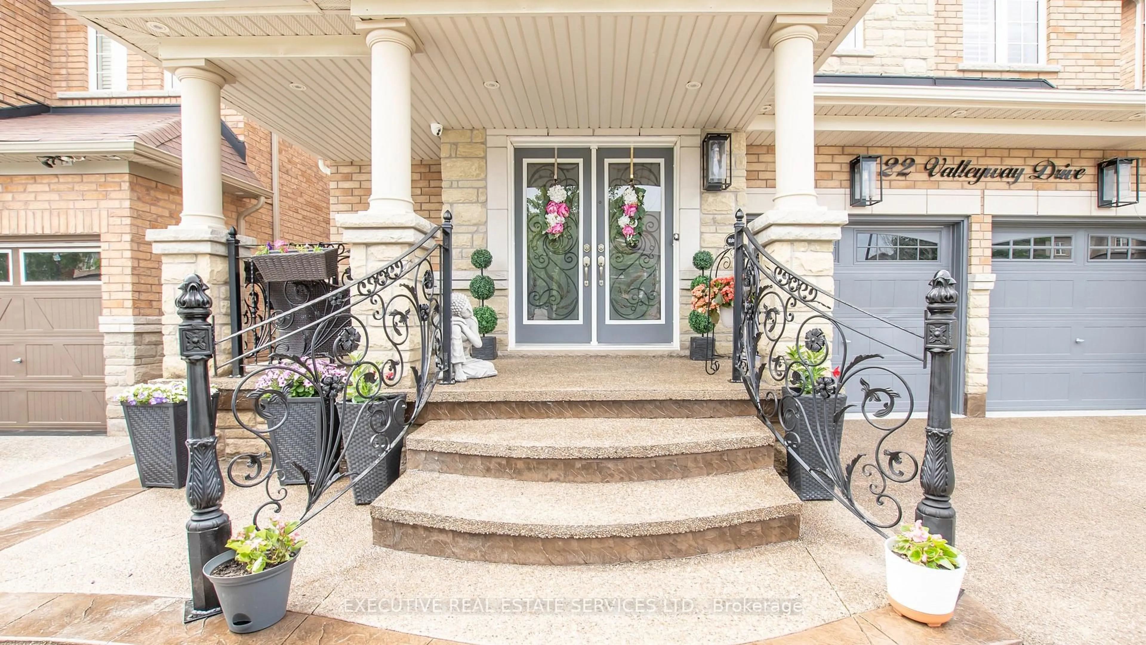 Indoor entryway for 22 Valleyway Dr, Brampton Ontario L6X 5G3