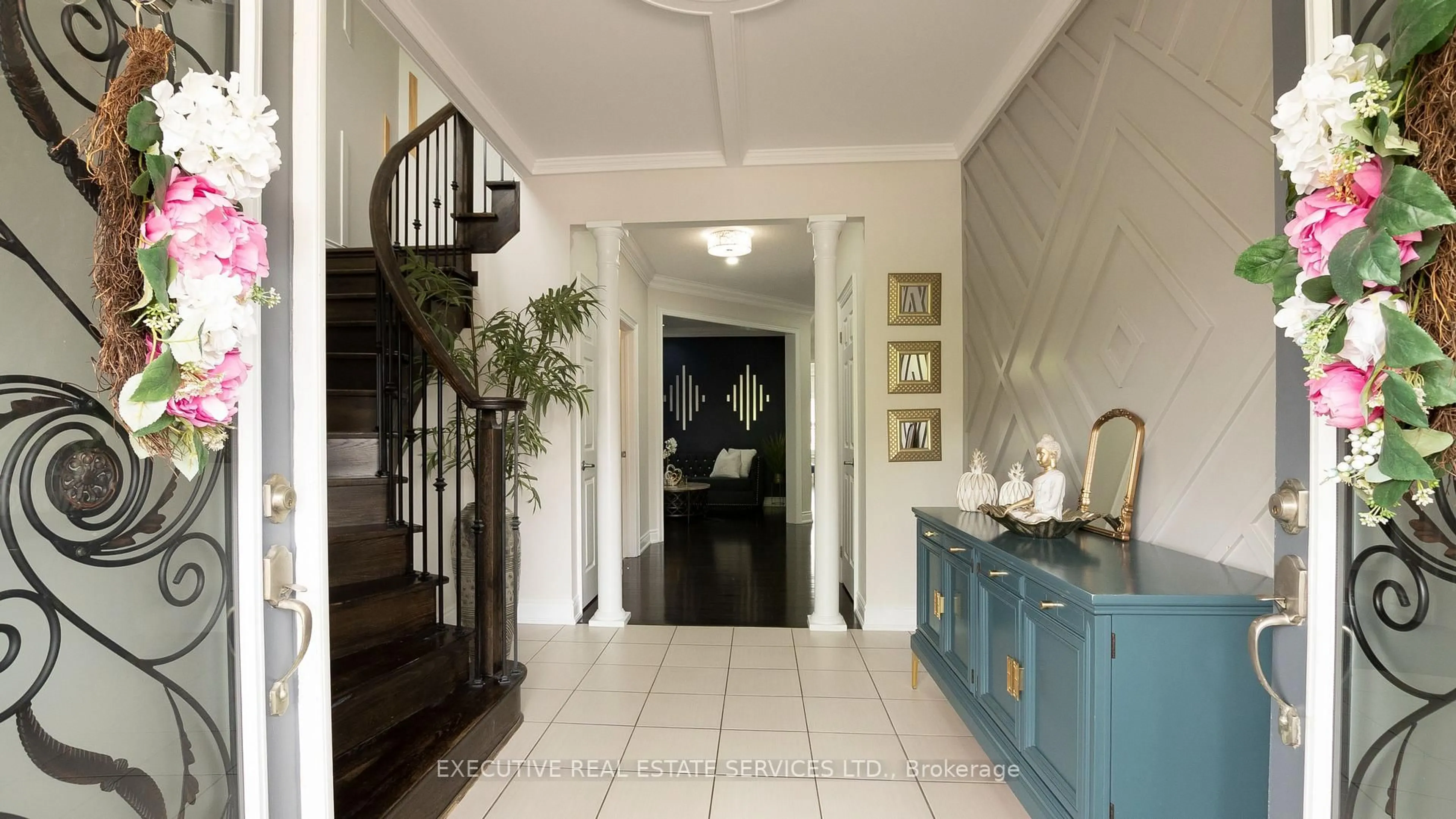 Indoor entryway for 22 Valleyway Dr, Brampton Ontario L6X 5G3