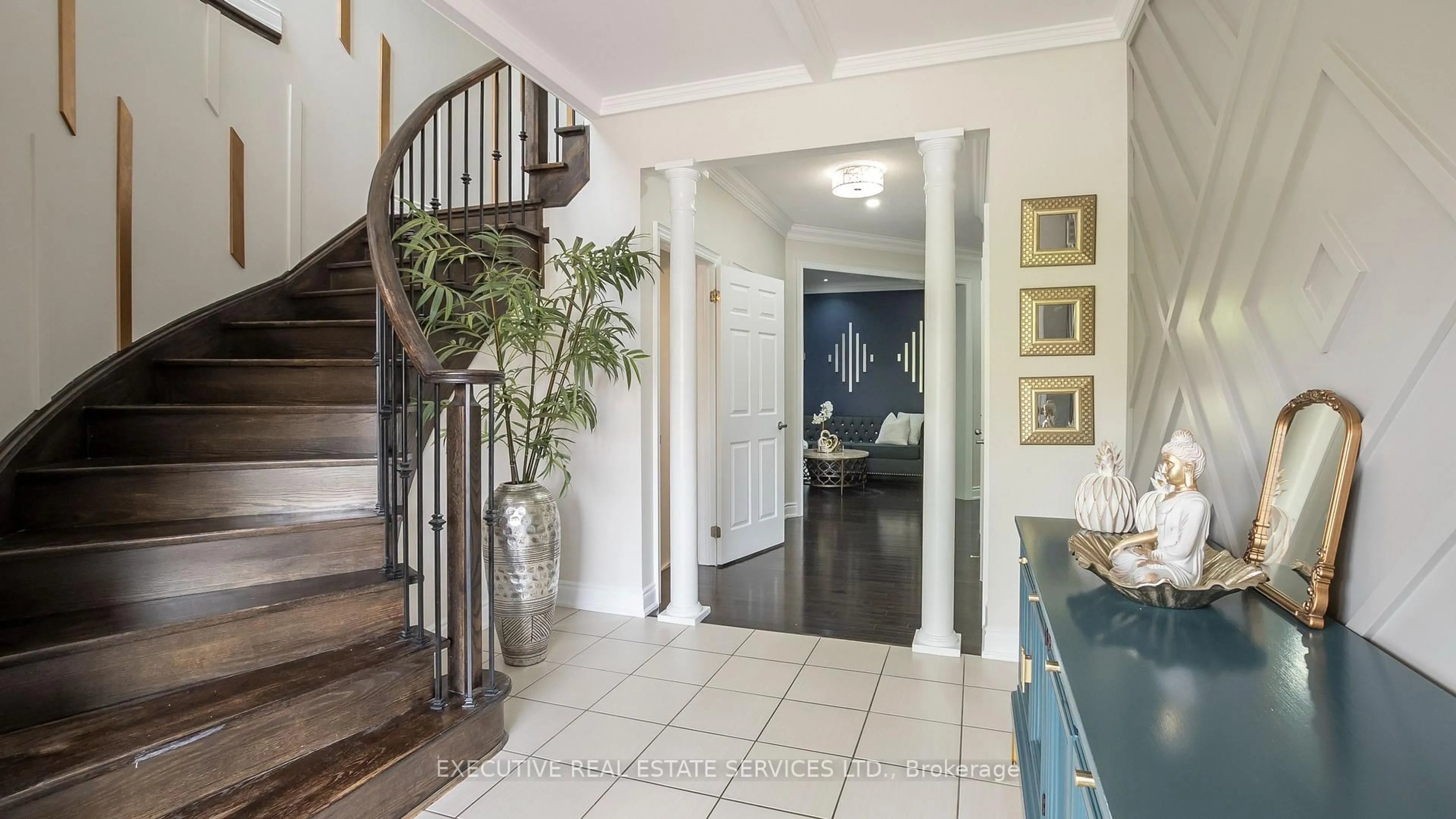 Indoor entryway for 22 Valleyway Dr, Brampton Ontario L6X 5G3